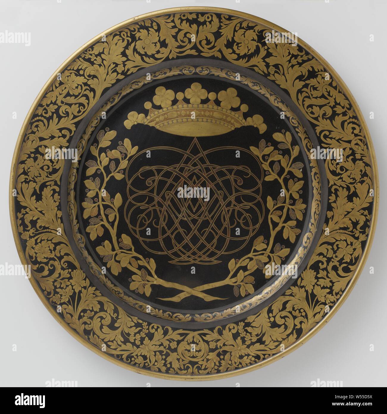 Lave, bois laqué noir et or plaque avec le monogramme de miroir couronné Johan van Hoorn, Gouverneur général des Indes orientales de 1704 à 1709 (1653-1711), et son épouse Susanna Agneta van Outhoorn, au milieu de branches de laurier et de feuilles de vignes. L'arrière avec un fond nashiji. Le monogramme est accidentellement à l'envers, ornement dérivées de formes végétales, Dutch East India Company, Willem van Outhoorn, Elisabeth VAN HEYNINGEN, anonyme, le Japon, l'c. 1692 - c. 1699, bois (matière végétale), lakwerk, laque (revêtement), laquage, H 4,5 cm × d 47,0 cm d 31,0 cm Banque D'Images