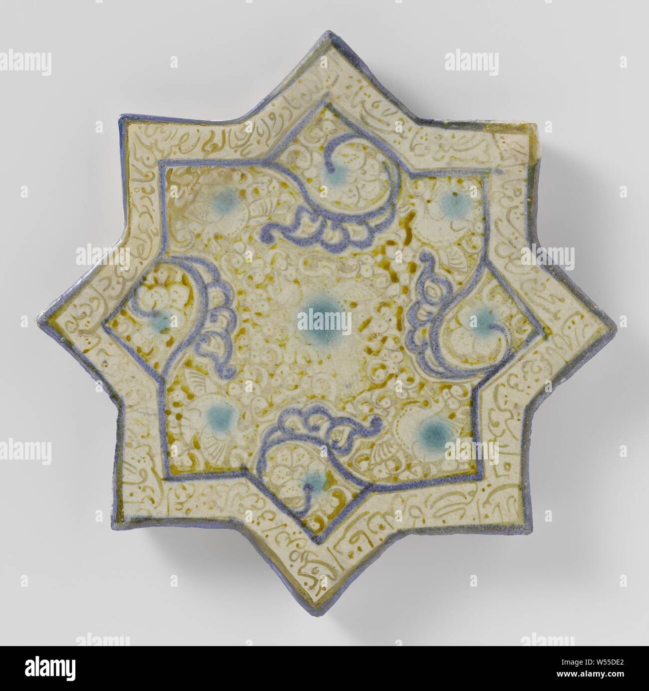 Carreaux en forme d'étoile avec une inscription et de fleurs en forme d'étoile morte, tuile de fritware quartz, peint en bleu, sous glaçure vert-bleu et or avec un texte en persan ou en arabe script sur la frontière et au milieu des vignes de fleurs., anonyme, Kashan, ch. 1266 - c. 1267, Grès, glaçure, cobalt (minéral), le lustre (textile), la vitrification, d 21,5 cm × 1,5 cm t Banque D'Images