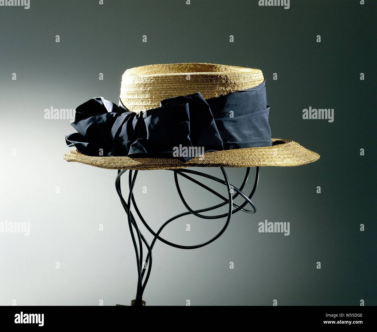 Chapeau de paille avec bande tressée ampoule droite et large, hanging edge,  décoré de ruban gros-grain noir, décoré avec du ruban gros-grain noir.  Modèle : la sphère et frontière sont les deux
