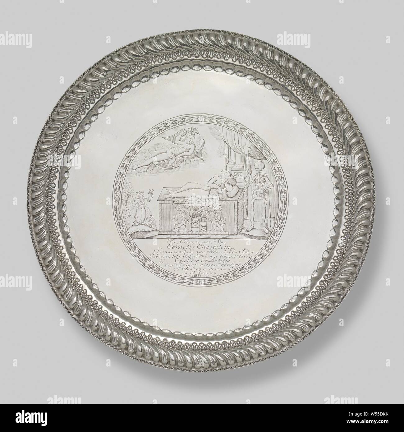 Salver (piring) plateau de service (anneau verseur), anneau verseur en forme de plaque ronde avec une bordure de grésillement. Au milieu médaillon avec l'inscription du défunt allongé avec un livre à la main sur un coffre avec une arme. En outre, nous voyons la mort, un ange sur un nuage avec un sablier sur la tête et une fille avec une fleur dans sa main. Texte gravé : 'En Gedagtenisse Van Cornelis Chastelein Ordinaris néerlandaise du Conseil de l'Inde etc.". Le texte ci-dessous trois marques d'argent, Indes néerlandaises, l', Cornelis Chastelein, anonyme, Buitenzorg, 1714, de l'argent (métal), h 1,0 cm × d 33,5 cm 26,5 cm w 629,5 d Banque D'Images