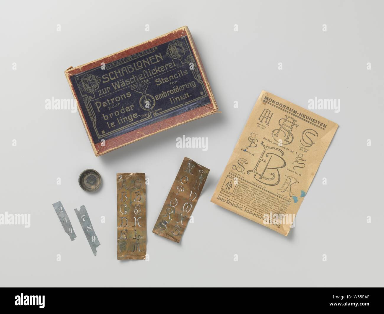 Deux plaques de cuivre contenant des lettres prédécoupées Banque de  photographies et d'images à haute résolution - Alamy