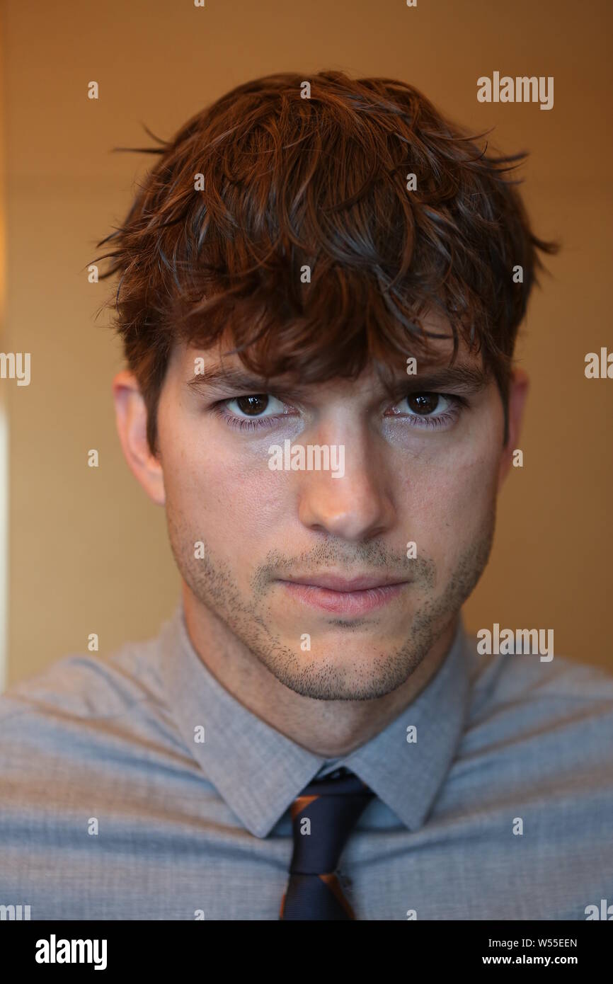 L'acteur américain Christopher Ashton Kutcher pose pour portrait photos au cours d'un entretien exclusif à Beijing, Chine, 26 août 2013. Banque D'Images