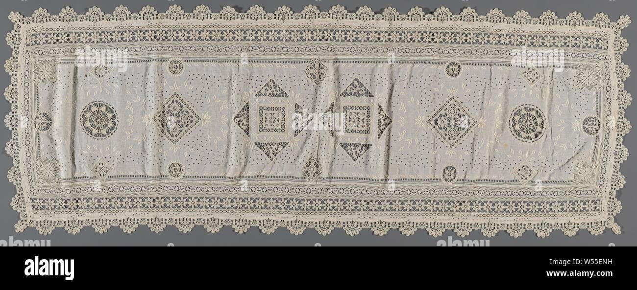 Chemin de table avec monogramme 'AL' ou 'LA', chemin de table blanc avec broderie sur batist avec inserts de dentelle et filet à aiguille, parés avec inserts et un bord cannelé dans la dentelle. Sur les petits côtés deux fois le monogramme 'AL' ou 'LA'-aiguille dans les côtés. Cela indique que le coureur a été faite à l'occasion du mariage d'Anna, Leyds-Carstens ou peu après. 19 Par paquets empaquetés d filletwork et l'aiguille de la dentelle, dont l'un est accompagné d'un morceau de texte chinois., anonyme, Italie, c. 1910 - c. 1914, , (matériau), le coton (textile), batiste, la dentelle, l 182,0 cm Banque D'Images