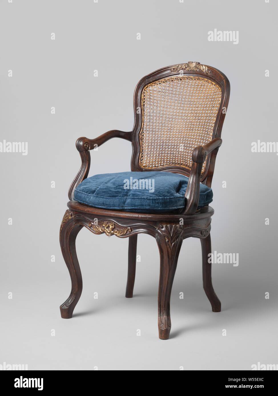 Fauteuil colonial, fauteuil. Siège rembourrés en tissu, de retour avec le  rotin. Une série de 6, anonyme, l'Indonésie, ch. 1700 - c. 1800, velours  tissu (tissu), rotin, h 95,5 cm × 60,5