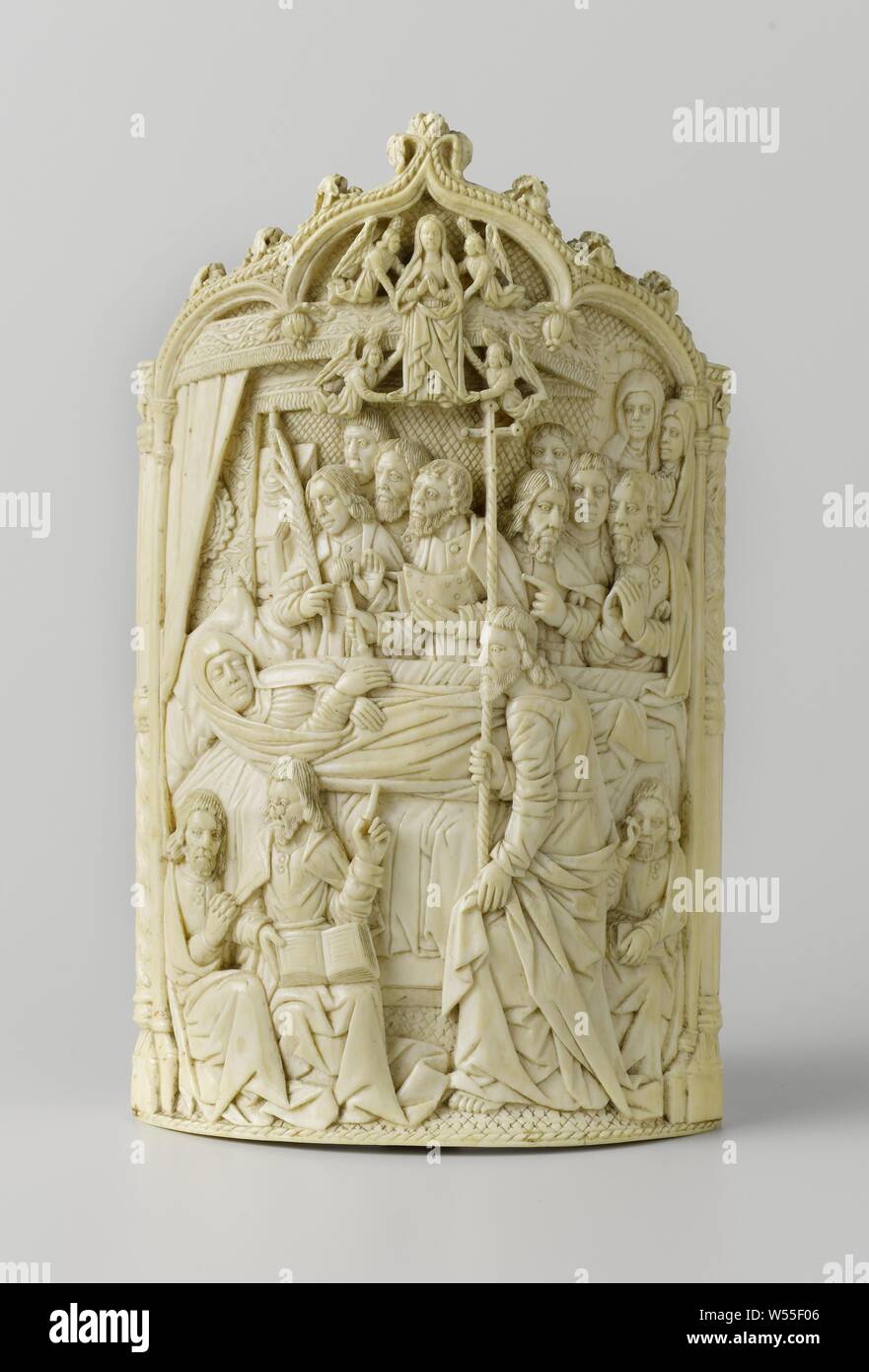 Pax avec la mort et l'Assomption de la Vierge Pax table avec le lit de mort et l'ascension de Marie, Pax table avec l'ivoire, sculptés en relief avec la représentation de la mort et l'Ascension de Maria. Marie est couché dans une quinzième siècle lit à baldaquin, entourés par les apôtres et deux femmes. En haut elle se fait au ciel par quatre anges. L'ensemble est situé dans un quartier gothique, triple arch, de repos, de chaque côté, sur double / pilastres piliers. L'arrière de la table pax a une poignée dans laquelle la lettre B est constituée, la Dormition : Mary sur son lit de mort, les apôtres sont Banque D'Images