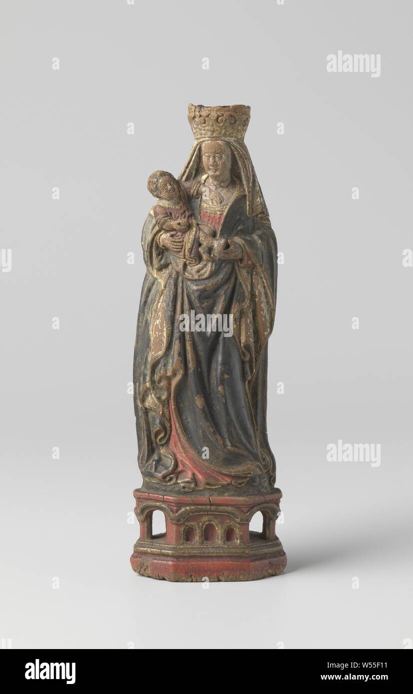 Vierge à l'enfant Maria avec le Christ enfant, Maria avec enfant, fait d'argile cuite brun clair, en forme de moule double. Sur l'avant avec polychromé des restes de dorures et de décoration très détaillée, entre autres, Français, lys haut couronne remplie de cire, Mary (permanent ou d'une demi-longueur), l'enfant Jésus sur son bras (le Christ-enfant de Mary's à gauche) - FF - l'enfant Jésus à Marie a raison, anonyme, Pays-Bas du sud, après 1609, de l'argile, h 17,9 cm × w 6,1 cm × 3,4 cm d Banque D'Images