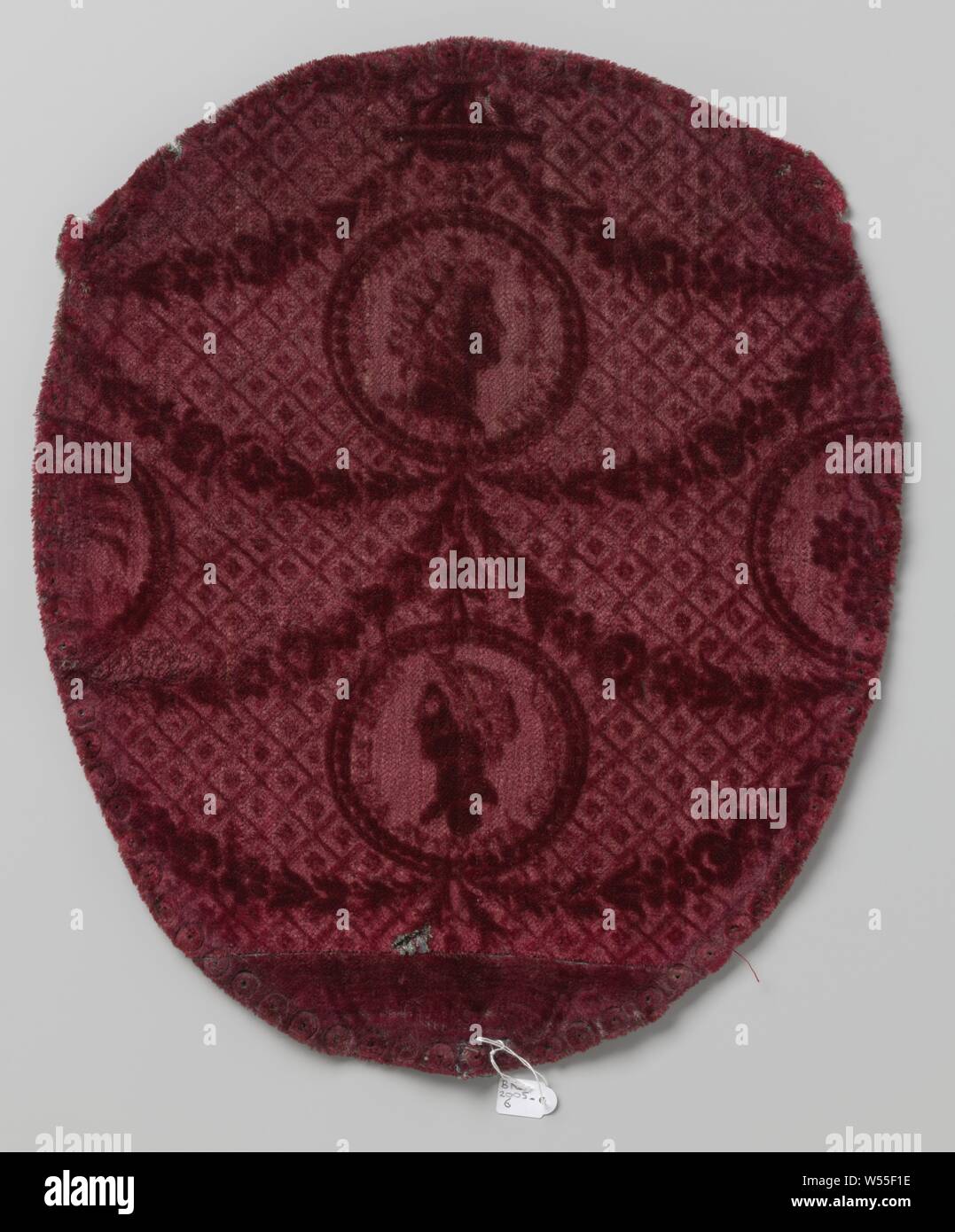 Housses de chaise ovale faite de velours rouge et rasée de guirlandes et médaillons rempli de meubles anciens chefs de l'empereur dans l'arrière-plan d'un motif de grille, sellerie ovale d'un dossier de chaise de velours rouge et rasée. Motif : médaillons, reliés par des guirlandes, remplie de meubles anciens de la tête de l'empereur avec l'inscription : ..... SOL ... ROM ... (Centre haut) et à l'ancienne tête de la femme avec l'inscription : AUGUSTA ...... (En bas au centre). Sol avec motif de grille., des cartes à jouer, attendant à table, anonyme, Pays-Bas (peut-être), ch. 1780 - c. 1790, laine, soie, velours tissu (tissu), H 44 cm × w 37,5 cm Banque D'Images