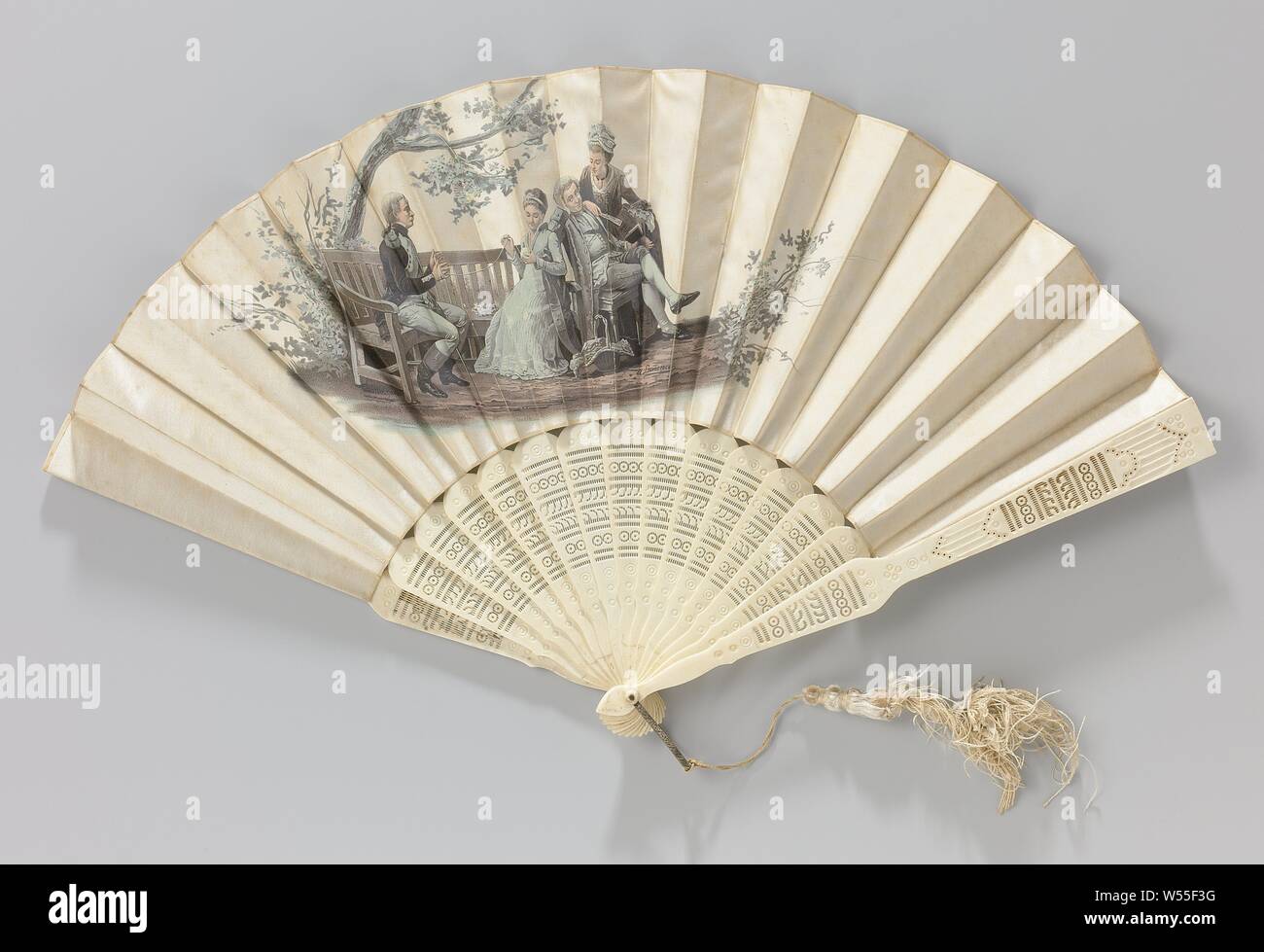 Ventilateur de pliage avec une performance d'après 'Le prétendu' par Prosper-Etienne Berne-Bellecour, pliage double lame avec ventilateur avec une élégante couleur aquatinte scène sur le devant en satin - D'après 'Le prétendu' par Prosper-Etienne Berne-Bellecour - représentant un jeune couple dans l'Empire de l'habillement avec un vieux couple habillé à la mode de 1780, sur un piètement usinés avec des décorations géométriques. Un soldat est assise sur un banc de jardin en bois holding up threads de laine autour des deux mains, tandis qu'une femme assise à côté de lui sur le banc tourne une boule. À sa droite, un homme plus âgé (sa Banque D'Images