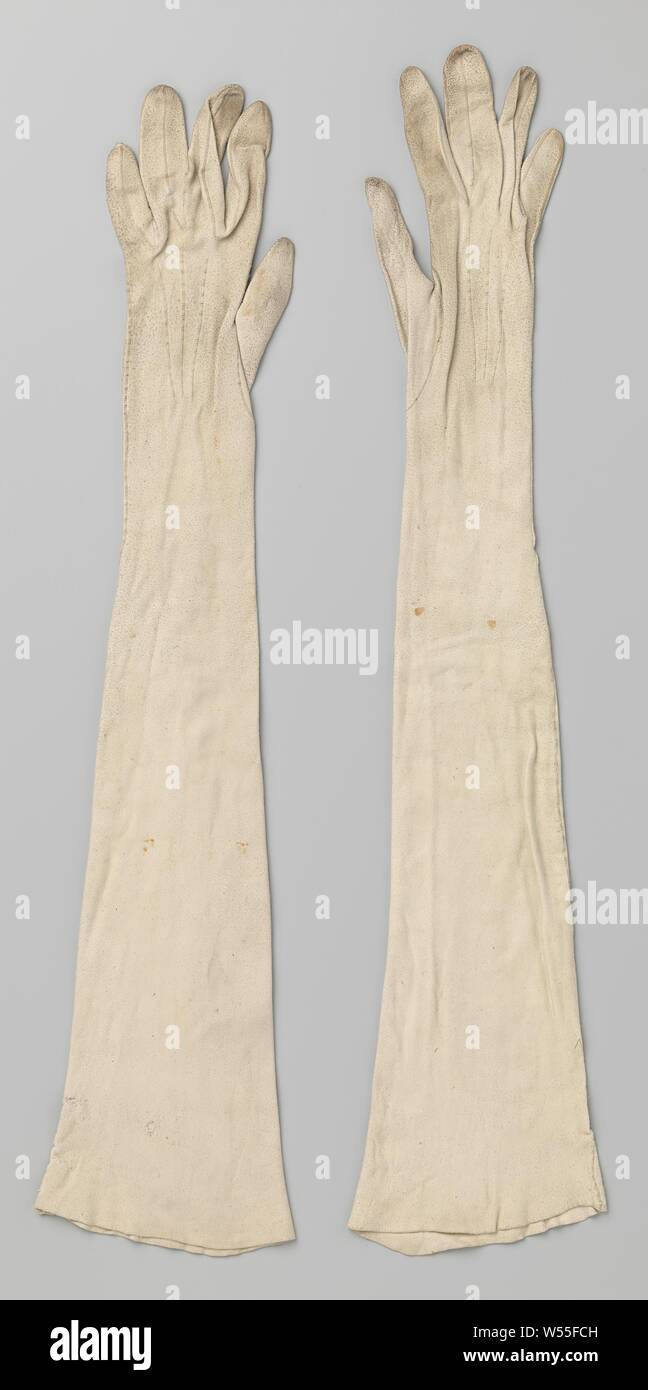 Gants faits de cuir de chamois blanc, gant droit faites de cuir chamois blanc. Trois cordons rayonnant à l'arrière. À l'intérieur d'un split avec trois boutons de nacre. Très grands modèle., anonyme, France, ch. 1915 - c. En 1925, in a general sense, knopen, l 62 cm × w 13 cm Banque D'Images