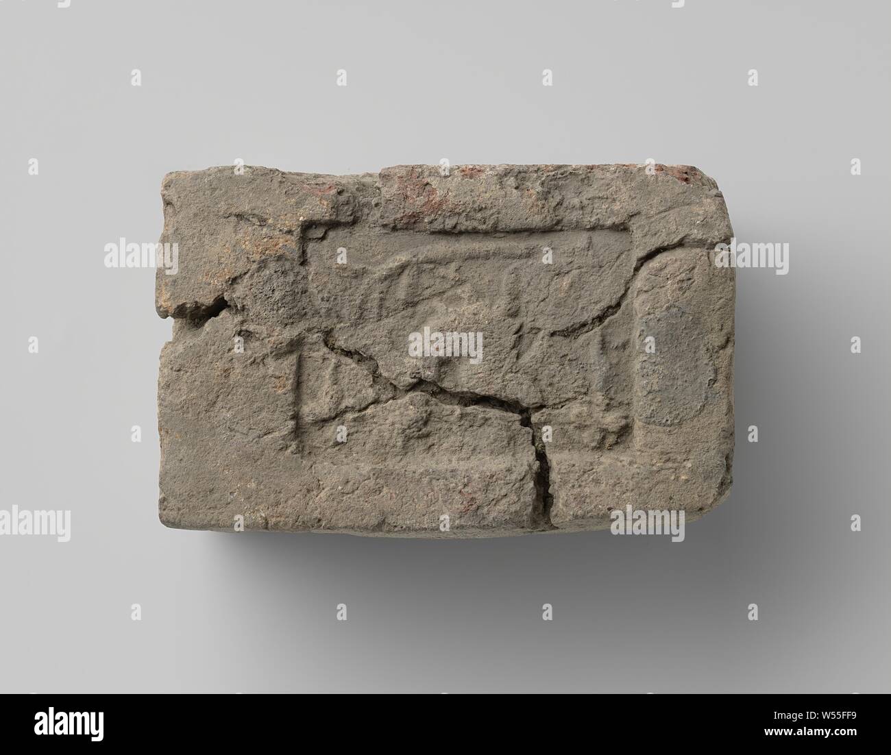 Fire Brick représentant un oiseau sur une branche ( ?), Fire Brick représentant un oiseau sur une branche ( ?). Très usés., anonyme, Pays-Bas du Sud, ch. 1550 - c. 1575, argile, H 8,5 cm × 13,5 cm × w d 8 cm Banque D'Images