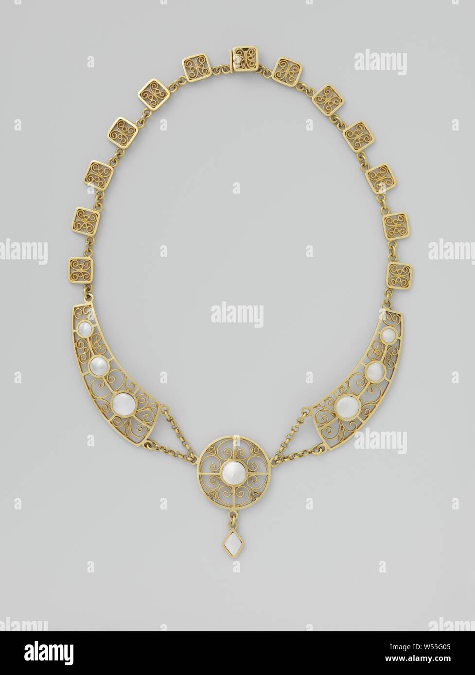 Collier, Collier d'or rouge filigrane incrusté de nacre, avec une fermeture à boucle. Le design élégant et l'utilisation de nacre sont en ligne avec les acteurs internationaux de la mode dans les bijoux au début du xxe siècle. Le collier s'intègre bien dans le milieu urbain à l'affaissement de l'encolure. Poids avec signe indiquant (5), ce qui montre qu'un morceau a été activé. Le collier se compose, entre autres choses, jasseron liens et travailler avec du fil travail de granulation, G.J.J.M.. Nimègue, Bielen, ch. 1908 - c. 1910, la nacre, l'or (métal), la granulation, l 43 cm l 30,6 Banque D'Images