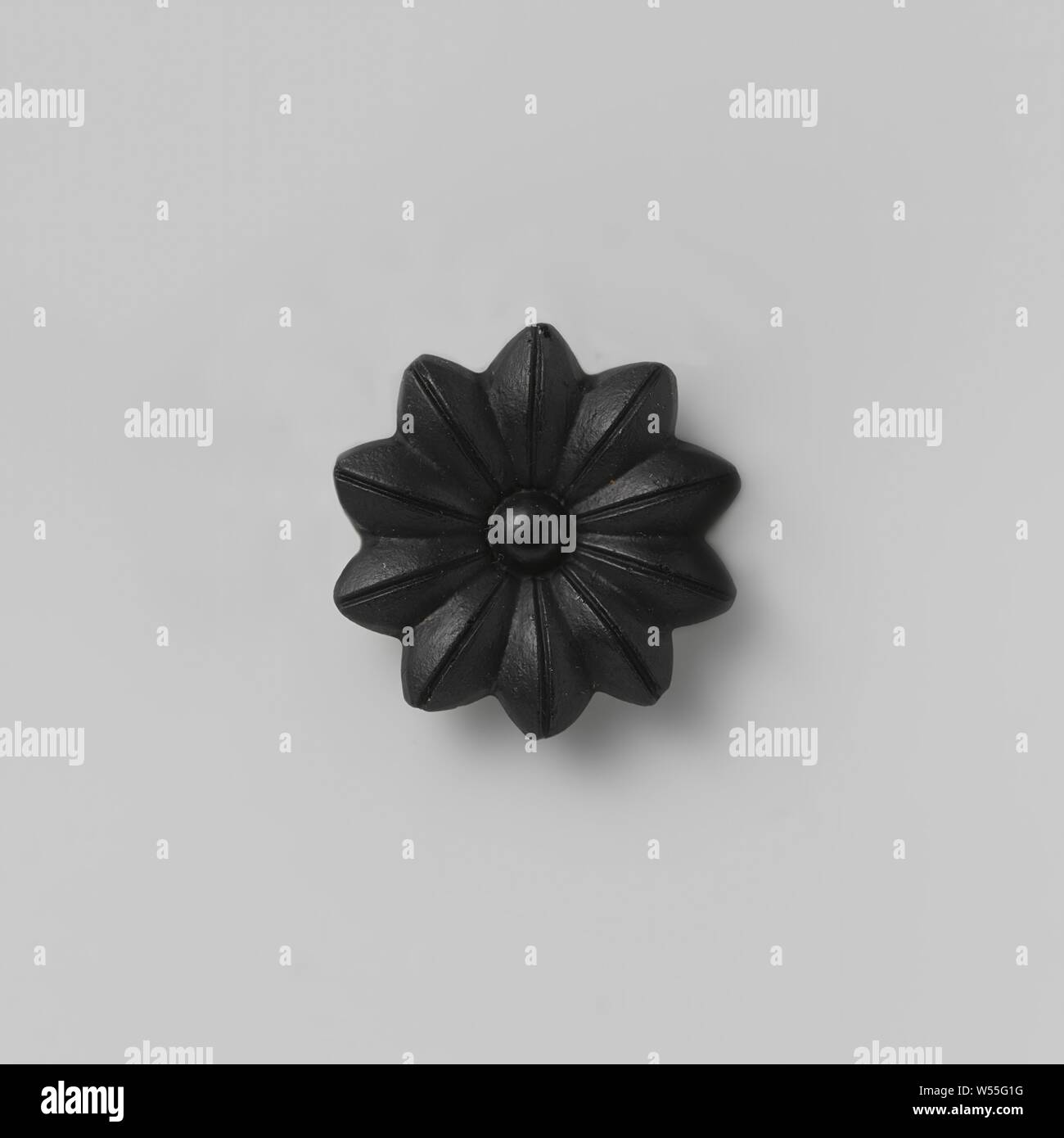 Broche en forme de fleurs deuil du deuil, en verre et en argent broche en  forme de fleurs de verre noir sur une broche en argent avec un crochet de  fermeture., anonyme,