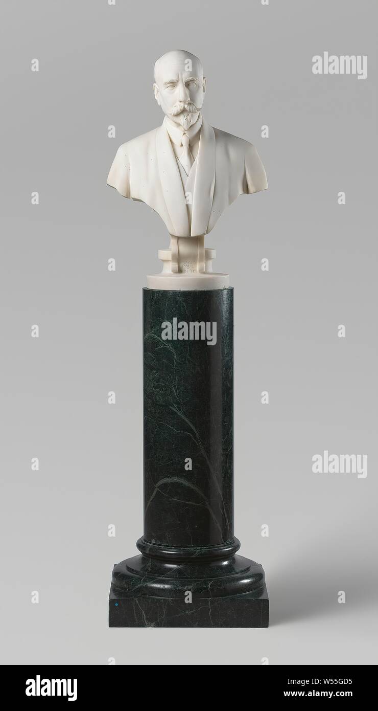 Buste de M. M.P. Pied avec socle, Frontal buste d'un homme chauve avec une moustache et barbe bouc, tête penchée sur le côté, reposant sur support en forme de volute, se terminant dans une ronde mis les pieds. L'inscription sur la volute : PAUL VOUTE et signé : Fecit Maja Serger van Panhuys, Roma 1927, d'un piédestal cylindrique en marbre vert foncé avec inscription de cuivre va avec le buste : Klattenensche Klattensche Cultuurmaatschappij Cultuurmaatschappij (Unified) présenté à son président, le commissaire Mari Paul voûte à l'occasion de son 70e anniversaire le 6 juin 1926, mari Paul Voûte, Maja van Panhuys (signé par Banque D'Images