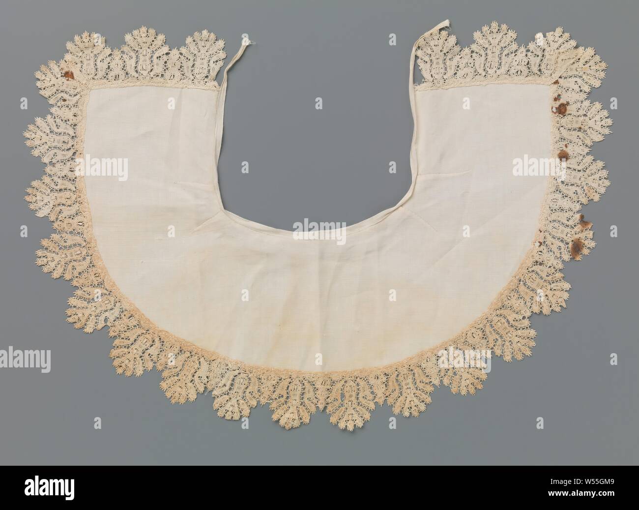 Bande de dentelle de chardons en coquilles symétriques, Bande de dentelle de couleur naturelle, ancienne dentelle flamande ou Van Dyck dentelle. La figure est constituée de pétoncles symétriques, qui sont formés par des fleurs de chardon pendaison vers le bas, un pour chaque pétoncle. Les motifs sont reliés les uns aux autres par des paires de passage, il n'y a pas de sol. Les motifs sont réalisés en lin avec des découpes et bords ajourés. Les feuilles sont faites dans les évidements à différents endroits dans la forme d'un AVC. Les pétoncles sont recouverts de picots. Le top est terminé avec un bord droit. Au début du xxe siècle, Banque D'Images