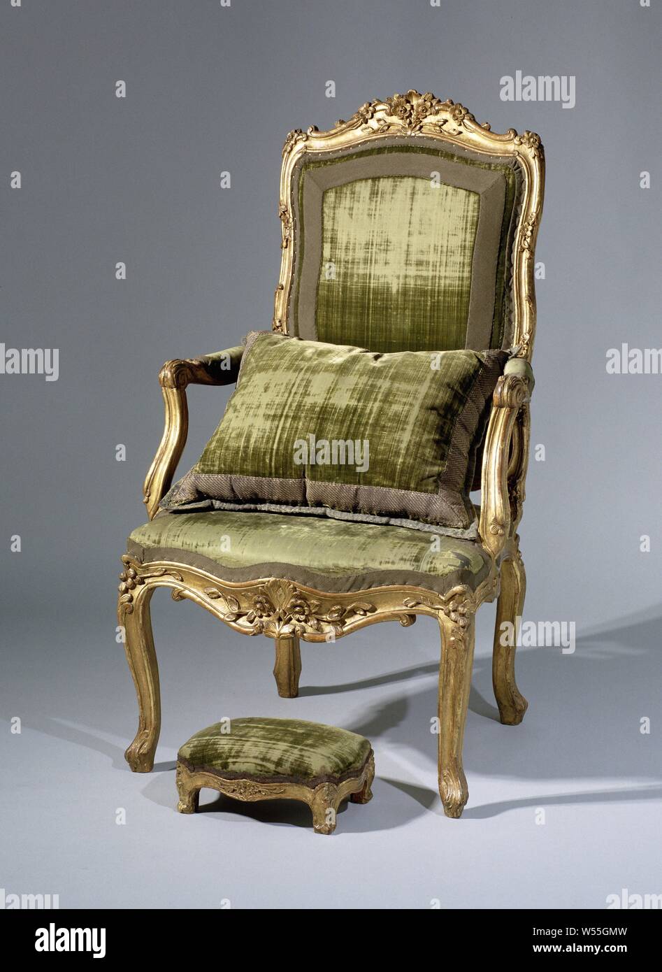 Comme stathouder du conducteur, comme stathouder du conducteur en noyer, dorée et recouverte de velours vert bordé de lingots d'argent. Le fauteuil repose sur des jambes en forme de S qui sont placés à un angle, qui se fondent dans l'armature du siège sans interruption. À la base ils sont ornés de feuilles d'acanthe, au-dessus de l'enflure à la fleur d'arrosage, ainsi que la robe, coin règles. Les accoudoirs ont des coussins, céder et fin en volutes. Struts l'accoudoir sont placés en arrière, sortir du cadre du siège et se fondent dans les accoudoirs dans un S-forme. La fenêtre arrière est sculpté sur les quatre côtés et décorées Banque D'Images