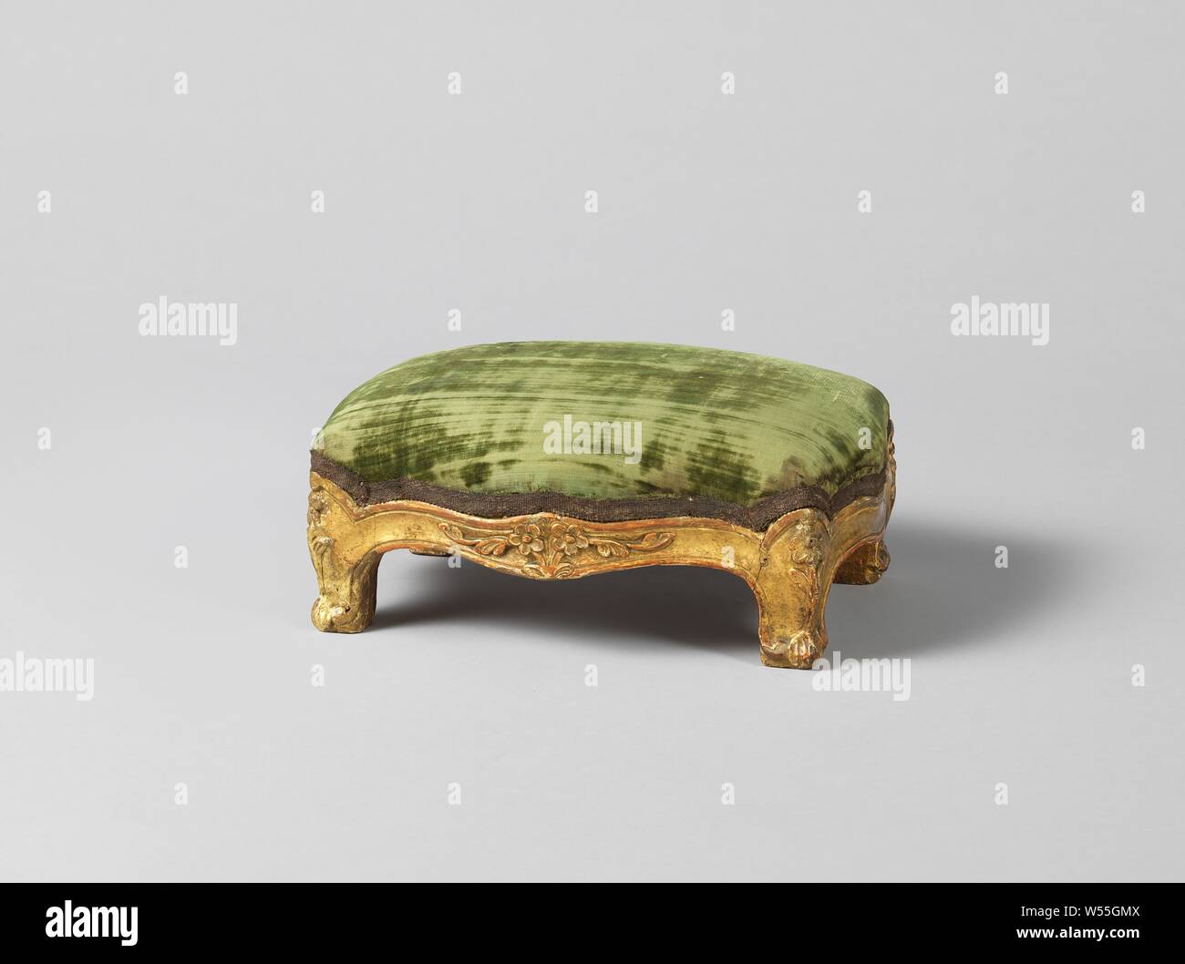 Repose-pieds à la présidence comme stathouder, repose-pieds, couvert de velours vert et appartenant à la présidence de noyer comme stathouder, dorée et recouverte de velours vert bordé de fil d'argent. Le fauteuil repose sur des jambes en forme de S qui sont placés à un angle, qui se fondent dans l'armature du siège sans interruption. À la base ils sont ornés de feuilles d'acanthe, au-dessus de l'enflure à la fleur d'arrosage, ainsi que la robe, coin règles. Les accoudoirs ont des coussins, céder et fin en volutes. Struts l'accoudoir sont placés en arrière, sortir du cadre du siège et se fondent dans les accoudoirs dans un S-shape Banque D'Images