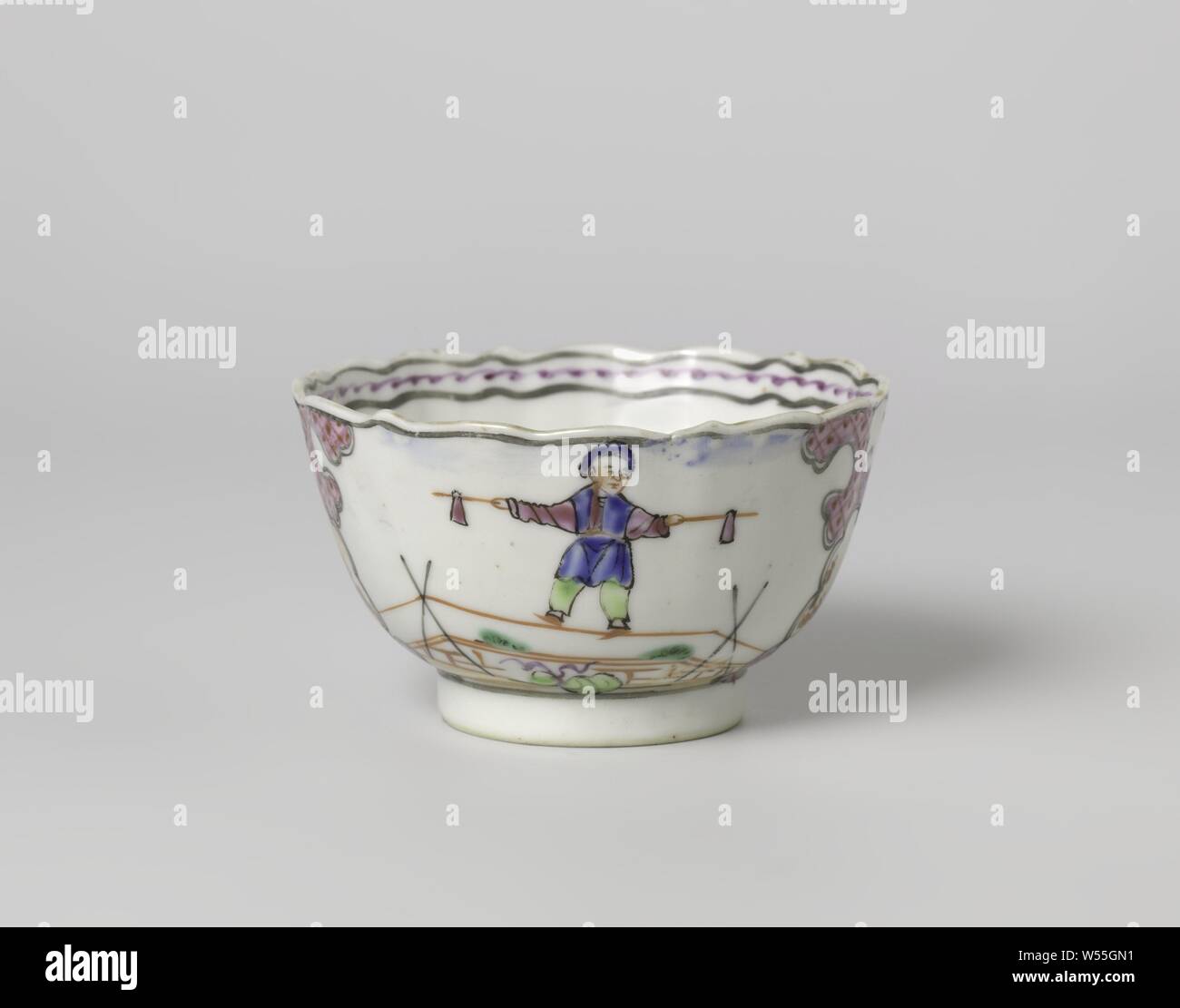 Tasse avec trois acrobates chinois et des paysages dans les panneaux, Porcelaine tasse bien droits, mur à côtes et bord cannelé, peinte sur l'émail en bleu, rouge, rose, vert, noir et or. Trois acrobates chinois représenté dans un jardin clôturé, l'un d'entre eux sur la faiblesse de l'alimentation, la seconde à jongler avec les couteaux et le dernier avec une platine sur un bâton, à côté d'eux un chien couché, au premier plan un sac avec bouton, le mur à l'aide de travail serviette intercalés avec des cartouches avec des paysages ou des sprays de fleurs. Famille rose / mandarin., anonyme, la Chine, l'c. 1775 - c. 1799, dynastie Qing-(1644-1912) / (1736-période Qianlong Banque D'Images