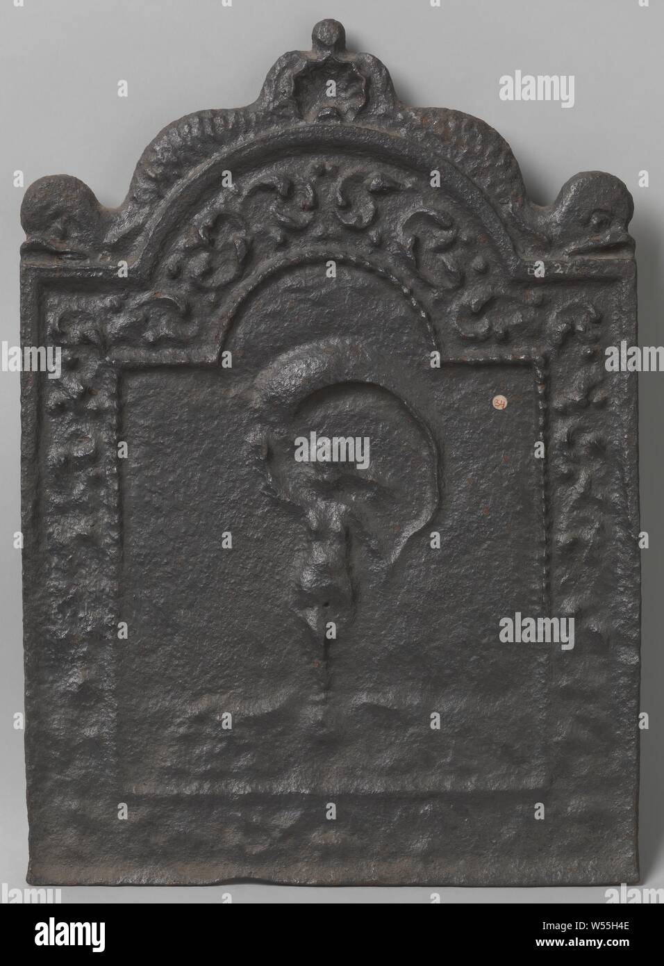 Cheminée avec Fortuna, cheminée en fonte, avec un demi-cercle en haut. La personnification de Fortuna est centrale, debout sur une sphère avec un chiffon ou de la voile dans ses mains, agitant dans le vent. L'ensemble est encadré d'une bordure, décoré de feuilles de vignes. Le sommet est couronné d'un shell avec un dauphin de chaque côté, des personnifications romain ou des concepts abstraits, anonyme, Allemagne, 1650 - 1700, le fer (métal), fondation, H 53 cm × 38 cm × w w 10 kg Banque D'Images