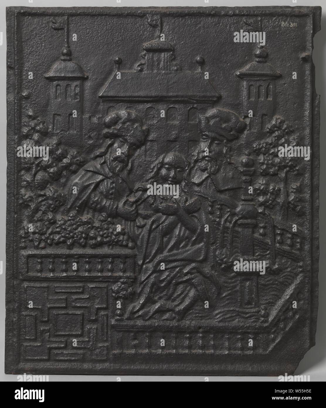 Plaque cuisinière dépeignant Suzanna et les personnes âgées, la plaque de poêle en fonte. Au milieu, l'habillé Suzanna est assis par une fontaine dans un jardin clos. Il est harcelé et touché par deux plus vieux barbus qui viennent de derrière les murs. Dans l'arrière-plan est un palais avec deux tours de côté visible, l'espionnage ailleurs sur Susanna, anonyme, Allemagne (peut-être), ch. 1650 - c. 1700, le fer (métal), fondation, h 67,0 cm × 56,0 cm × w w 39 kg Banque D'Images