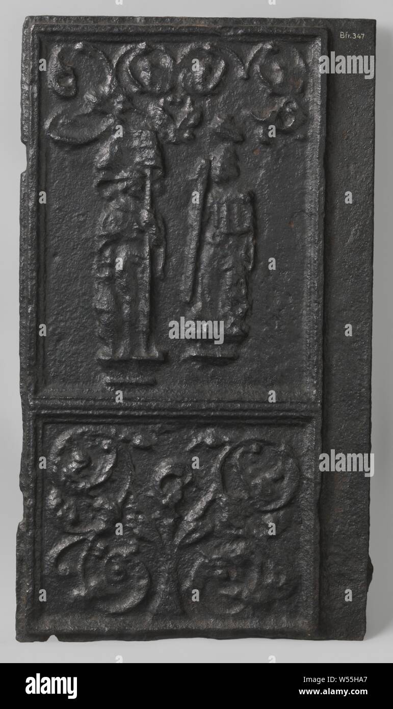 Cuisinière plaque avec deux saints, plaque cuisinière en fonte, divisé en deux zones. Dans la zone supérieure deux figures de saints sur les consoles avec vrilles enroulées au-dessus d'eux. Un arbre s'affiche au milieu de vrilles enroulées., anonyme, Allemagne, ch. 1550 - c. 1600, le fer (métal), fondation, h 84,0 cm × 47,0 cm × w w 43 kg Banque D'Images
