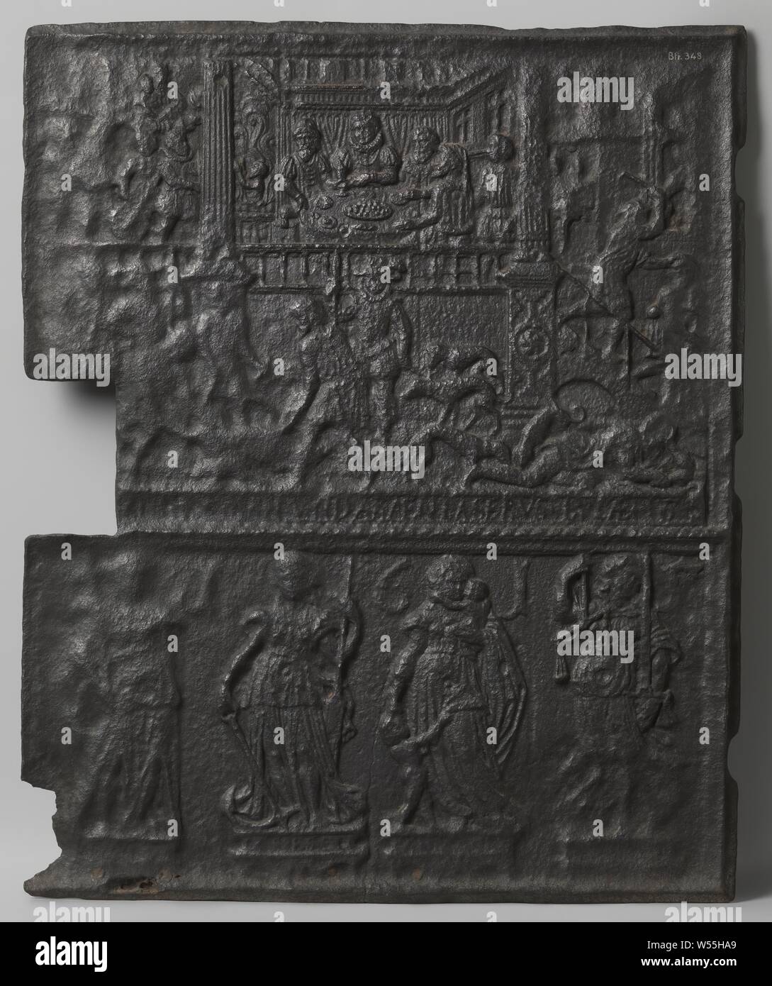 La plaque chauffante avec le riche et le pauvre homme, la plaque chauffante en fonte, divisé en deux zones. Dans la zone supérieure, vous pouvez voir un banquet en haut au centre avec un homme richement habillé entouré par quelques hommes. À gauche de la table est un autre homme en flammes, représentant l'enfer. La scène est fermée sur les côtés avec une colonne avec un escalier à côté de la colonne de droite, d'où une personne s'exécute. Au premier plan, un soldat, quatre chiens, deux d'entre eux en train de lécher les Lazare gisant sur le sol, et quelques hommes de combat. Dans la zone inférieure quatre valeurs des femmes sont représentées sur les consoles, respectivement la foi Banque D'Images