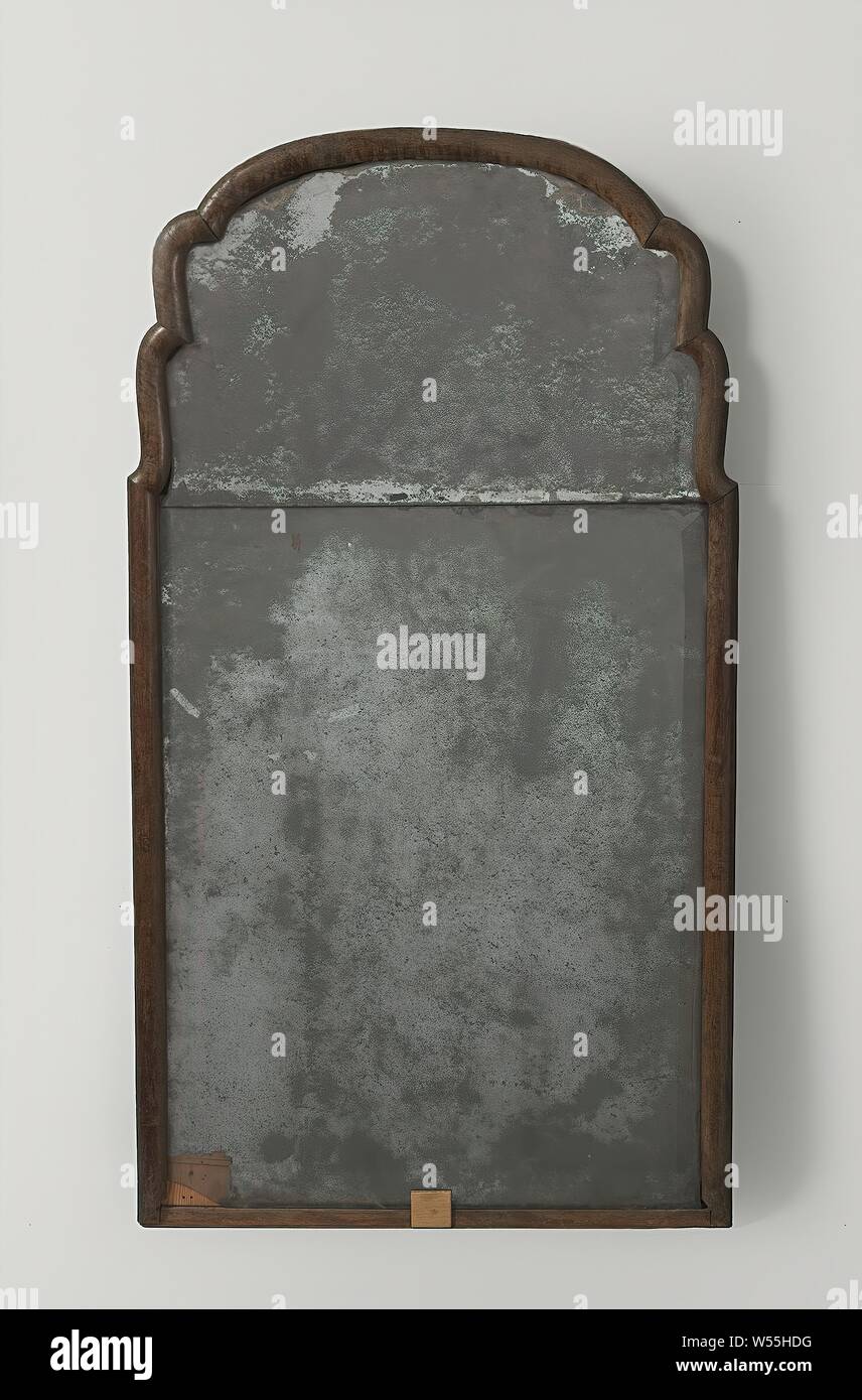 En miroir, style Queen-Anne en noyer, style Queen-Anne en miroir dans un cadre de bois teint, avec deux miroirs, le haut avec bord poli. Le cadre étroit est convexe dans la section d'en-haut et de forme rectangulaire ci-dessous. La partie supérieure est semi-circulaire avec des deux côtés deux vagues. placés symétriquement, anonyme, Pays-Bas du Nord, 1740 - 1760, le bois (matière végétale), noyer (bois dur), chêne (bois), à l'amalgame, lunettes, h 106 cm × w 58 cm × d 3.5 cm Banque D'Images