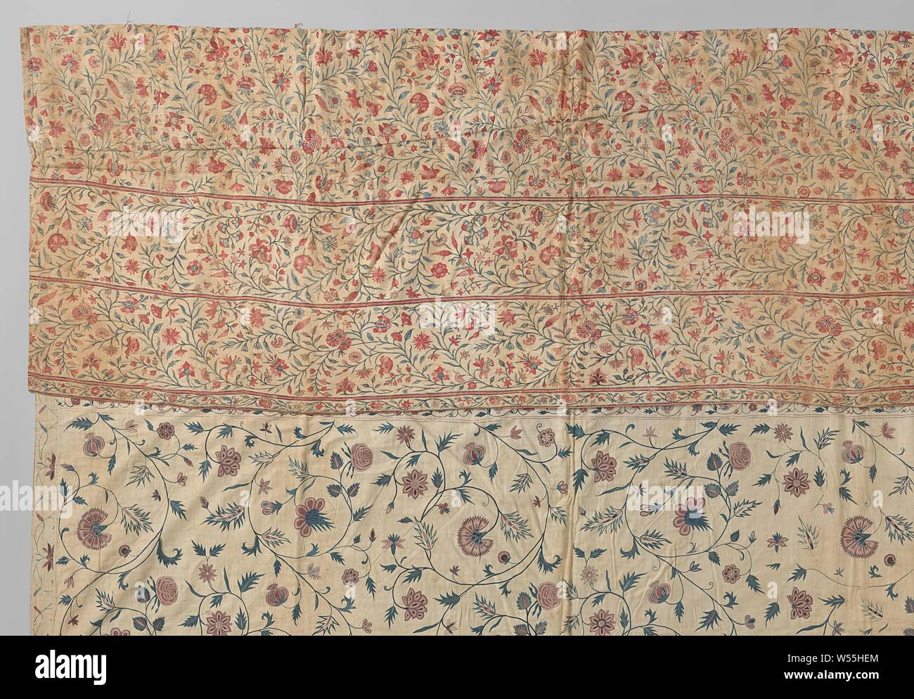 Couvre-lit de tambours, de sergé avec blanc sur lequel un morceau de assis est cousue, couvre-lit composé de quatre fragments cousus ensemble. La section centrale avec les bords supérieur et inférieur sont décorées avec de fines vrilles avec diverses fleurs, y compris des œillets dans le tambour. Un morceau de siège usé est cousue sur le bord supérieur. Textile Oriental., la Perse, l'c. 1750, le coton (textile), broderie, h 209 cm × w 192 cm Banque D'Images