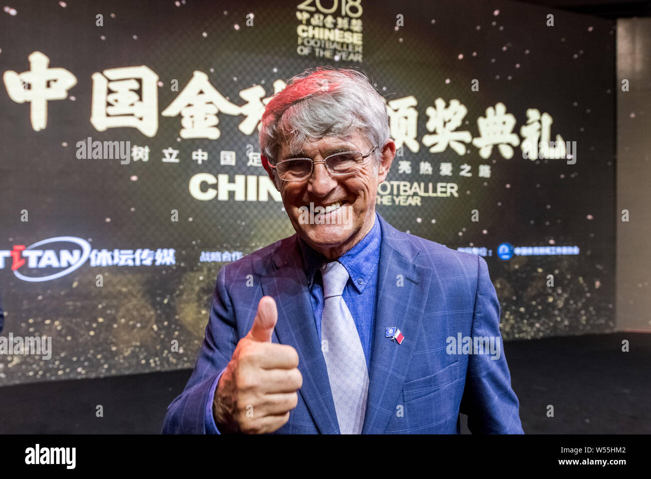 Entraîneur de football serbe et ancien joueur Bora Milutinovic pose comme il arrive sur le tapis rouge pour les Chinois 2018 footballeur de l'année en Banque D'Images