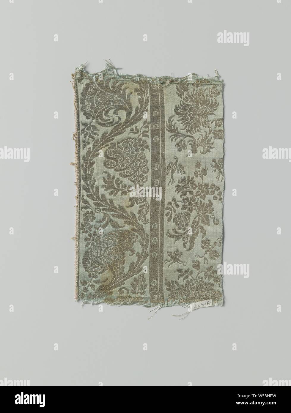 Fragment de soie et de satin satin brocade, Fragment de Brocade. Le motif est fait d'or sur soie bleu pâle (vert) et dispose d'un ensemble de trajectoires alternant avec des formes géométriques, avec des bouquets de fleurs et le travail avec des guirlandes de fleurs, anonyme, France, 1750 - 1800, la soie, H 24 cm × 15,2 cm w w 0,5 cm Banque D'Images