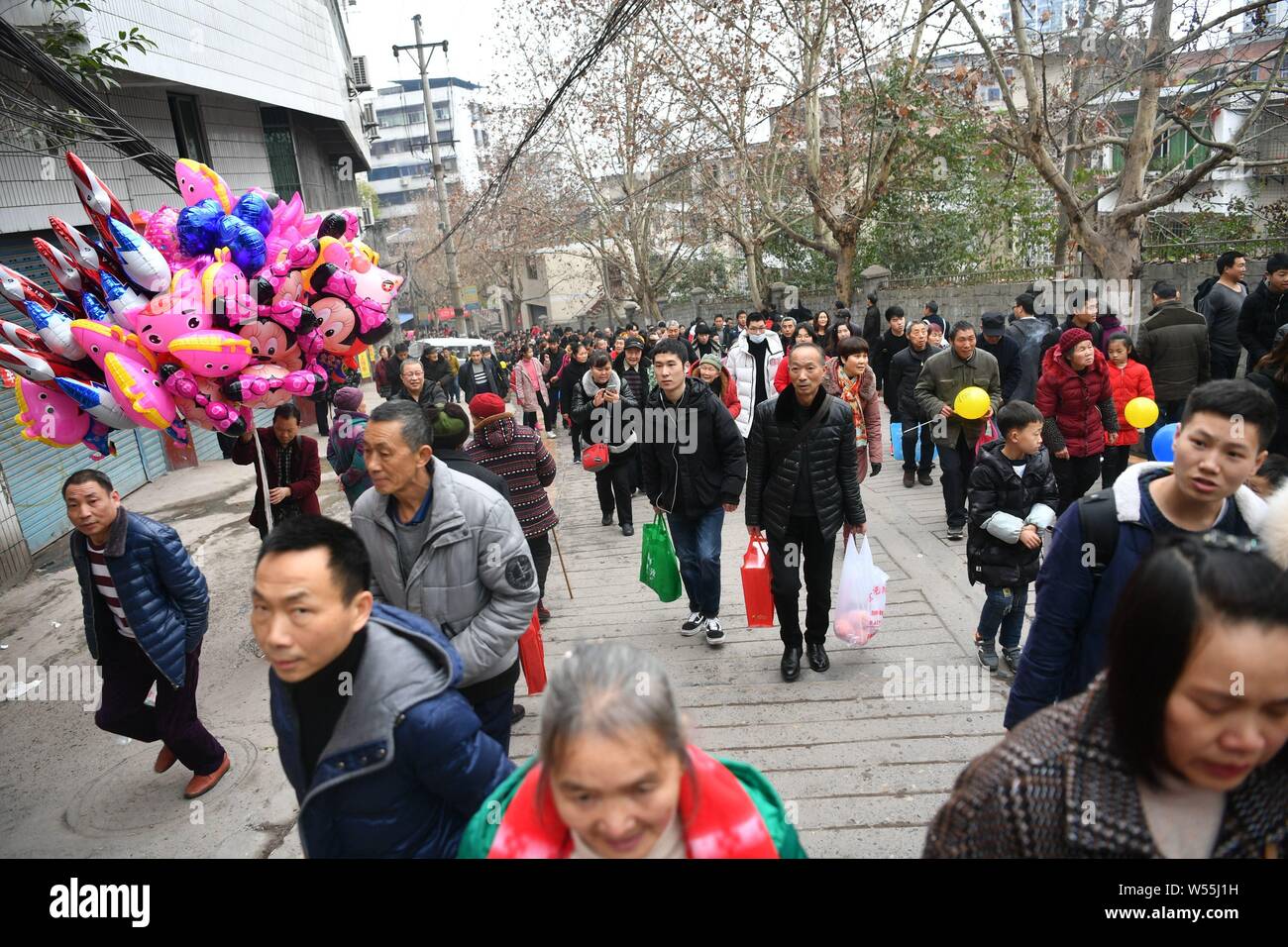 Les résidents de la foule lors de la montagne Fenghuang Yuanjiu Qidong Festival de l'escalade, au sud-ouest de la ville de Qidong, province du Sichuan, Chine Banque D'Images