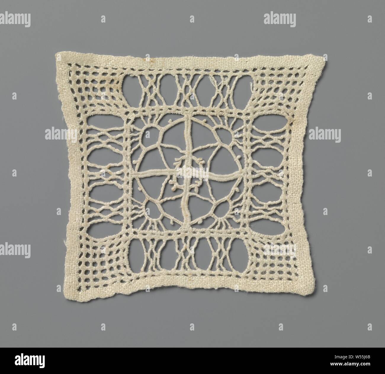 Robe de dentelle broderie avec l'augmentation des soleils le long losange, carré de couleur naturelle de robe dentelle broderie, sculpture. Modèle avec un carré qui est composé de quatre petits carrés. Chaque petit carré est divisé par une ligne diagonale, avec un 'Rising Sun' sur l'extérieur et un triangle à l'intérieur. Ensemble, cela crée une forme de diamant dans le grand carré avec une étoile à quatre pointes au milieu. Autour de la grande place sur tous les côtés d'une frontière avec des rectangles, rempli de paquets de fils ou d'une épaisse grille avec diamants ajourée. Une doublure linge fini sur tous les côtés., anonyme, inconnu, c Banque D'Images