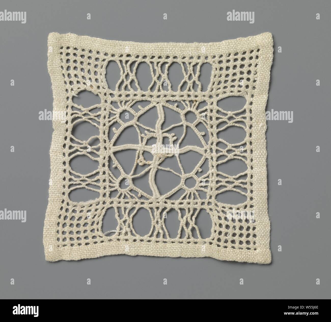 Robe de dentelle broderie avec l'augmentation des soleils le long losange, carré de couleur naturelle de robe dentelle broderie, sculpture. Modèle avec un carré qui est composé de quatre petits carrés. Chaque petit carré est divisé par une ligne diagonale, avec un 'Rising Sun' sur l'extérieur et un triangle à l'intérieur. Ensemble, cela crée une forme de diamant dans le grand carré avec une étoile à quatre pointes au milieu. Autour de la grande place sur tous les côtés d'une frontière avec des rectangles, rempli de paquets de fils ou d'une épaisse grille avec diamants ajourée. Une doublure linge fini sur tous les côtés., anonyme, inconnu, c Banque D'Images