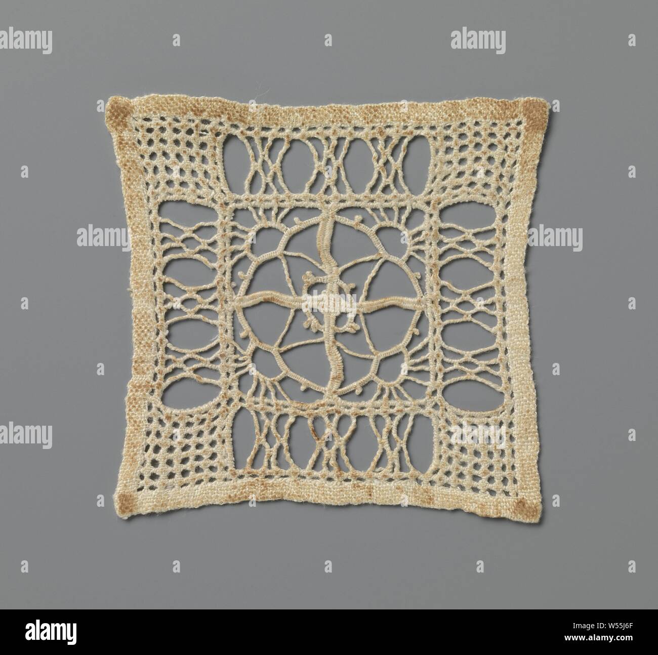 Robe de dentelle broderie avec l'augmentation des soleils le long losange, carré de couleur naturelle de robe dentelle broderie, sculpture. Modèle avec un carré qui est composé de quatre petits carrés. Chaque petit carré est divisé par une ligne diagonale, avec un 'Rising Sun' sur l'extérieur et un triangle à l'intérieur. Ensemble, cela crée une forme de diamant dans le grand carré avec une étoile à quatre pointes au milieu. Autour de la grande place sur tous les côtés d'une frontière avec des rectangles, rempli de paquets de fils ou d'une épaisse grille avec diamants ajourée. Une doublure linge fini sur tous les côtés., anonyme, inconnu, c Banque D'Images