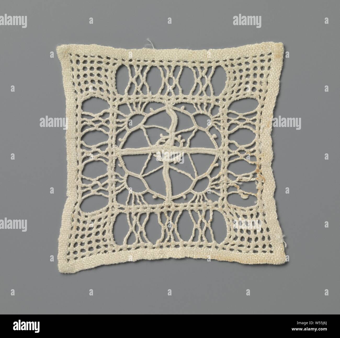 Robe de dentelle broderie avec l'augmentation des soleils le long losange, carré de couleur naturelle de robe dentelle broderie, sculpture. Modèle avec un carré qui est composé de quatre petits carrés. Chaque petit carré est divisé par une ligne diagonale, avec un 'Rising Sun' sur l'extérieur et un triangle à l'intérieur. Ensemble, cela crée une forme de diamant dans le grand carré avec une étoile à quatre pointes au milieu. Autour de la grande place sur tous les côtés d'une frontière avec des rectangles, rempli de paquets de fils ou d'une épaisse grille avec diamants ajourée. Une doublure linge fini sur tous les côtés., anonyme, inconnu, c Banque D'Images