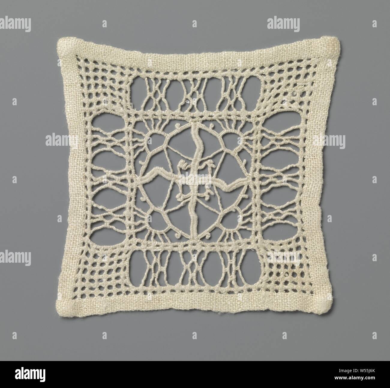 Robe de dentelle broderie avec l'augmentation des soleils le long losange, carré de couleur naturelle de robe dentelle broderie, sculpture. Modèle avec un carré qui est composé de quatre petits carrés. Chaque petit carré est divisé par une ligne diagonale, avec un 'Rising Sun' sur l'extérieur et un triangle à l'intérieur. Ensemble, cela crée une forme de diamant dans le grand carré avec une étoile à quatre pointes au milieu. Autour de la grande place sur tous les côtés d'une frontière avec des rectangles, rempli de paquets de fils ou d'une épaisse grille avec diamants ajourée. Une doublure linge fini sur tous les côtés., anonyme, inconnu, c Banque D'Images