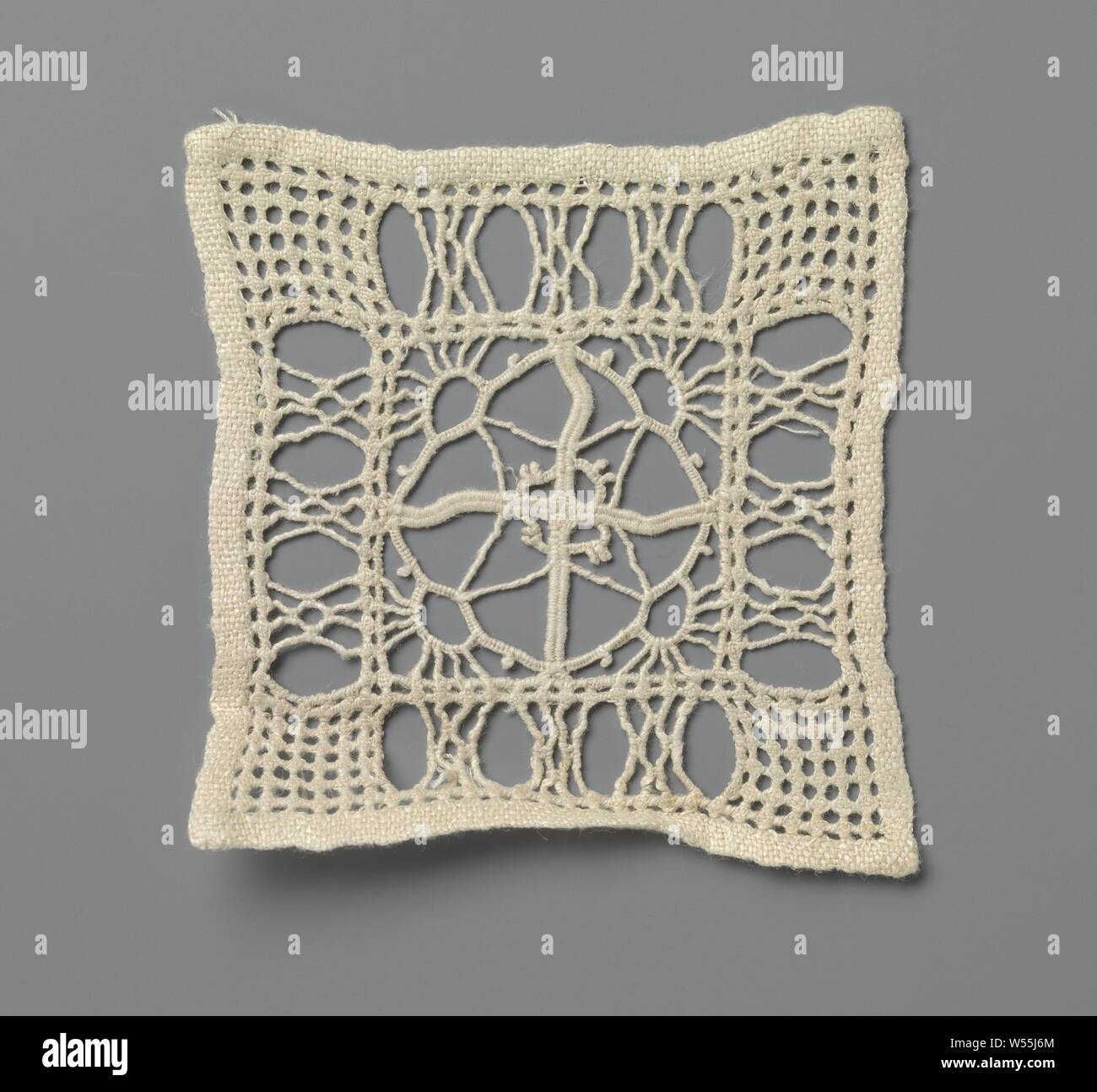 Robe de dentelle broderie avec l'augmentation des soleils le long losange, carré de couleur naturelle de robe dentelle broderie, sculpture. Modèle avec un carré qui est composé de quatre petits carrés. Chaque petit carré est divisé par une ligne diagonale, avec un 'Rising Sun' sur l'extérieur et un triangle à l'intérieur. Ensemble, cela crée une forme de diamant dans le grand carré avec une étoile à quatre pointes au milieu. Autour de la grande place sur tous les côtés d'une frontière avec des rectangles, rempli de paquets de fils ou d'une épaisse grille avec diamants ajourée. Une doublure linge fini sur tous les côtés., anonyme, inconnu, c Banque D'Images