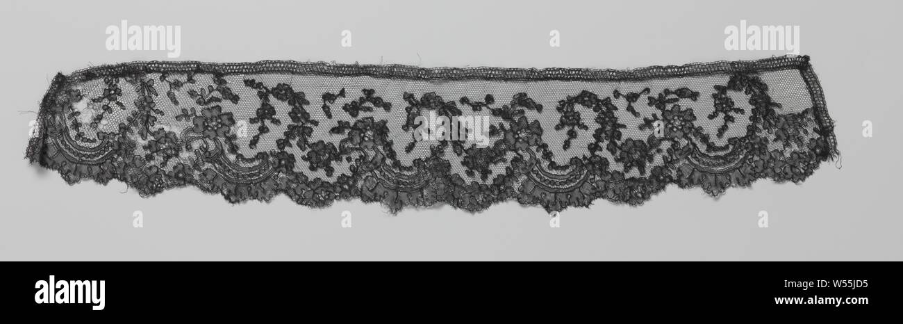 Bande de dentelle noir avec tiroir cassé c-volutes, Bande de dentelle noire : tiroir dentelle Chantilly. Un modèle d'exécution affiche en alternance broken c-volutes avec une feuille et un pétoncle rameau de fleurs suspendus, un côté branche avec quatre roses formant l'autre pétoncle., anonyme, Belgique), ch. 1850, la soie, la dentelle, l 42 cm × w 7,5 cm × 8,7 cm, Banque D'Images