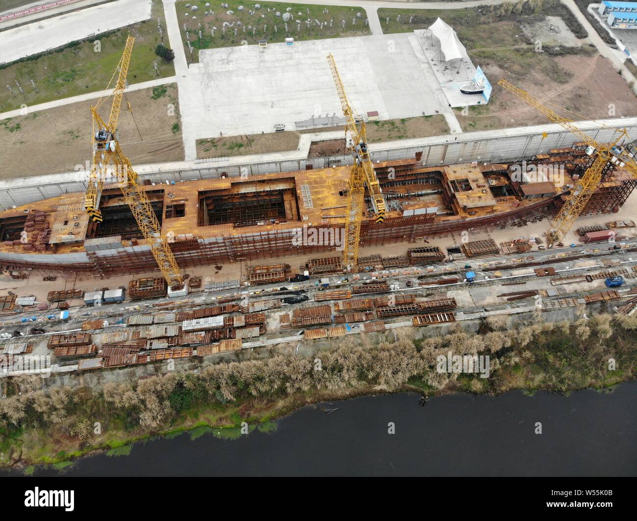 Vue aérienne du site de construction d'une réplique grandeur nature du paquebot Titanic dans le comté de Daying, ville de Suining, au sud-ouest du Sichuan en Chine Banque D'Images