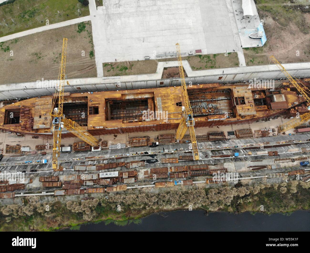 Vue aérienne du site de construction d'une réplique grandeur nature du paquebot Titanic dans le comté de Daying, ville de Suining, au sud-ouest du Sichuan en Chine Banque D'Images