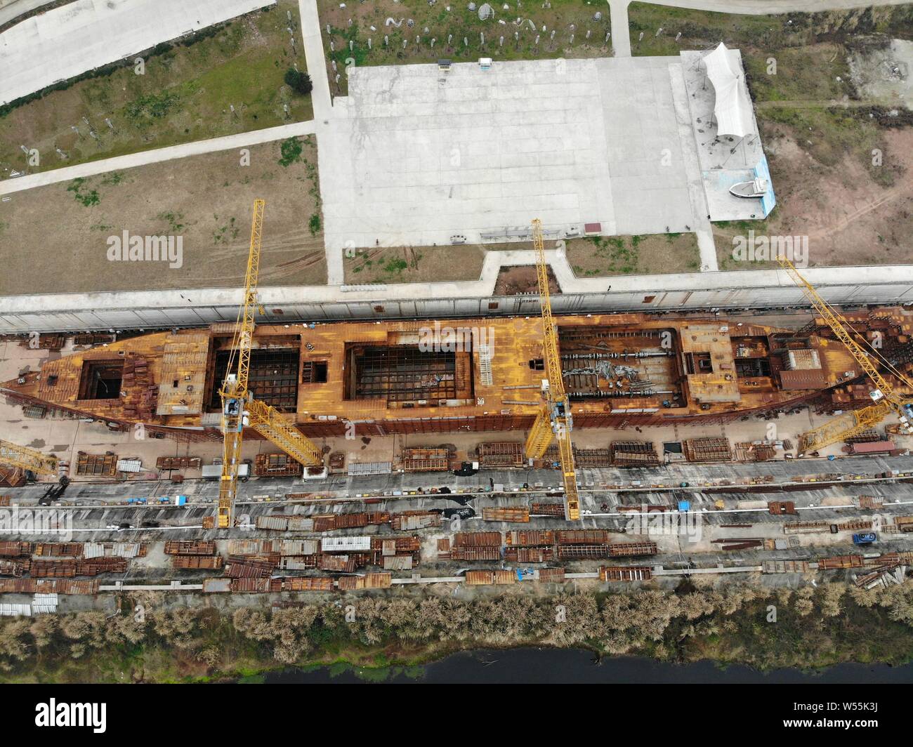 Vue aérienne du site de construction d'une réplique grandeur nature du paquebot Titanic dans le comté de Daying, ville de Suining, au sud-ouest du Sichuan en Chine Banque D'Images