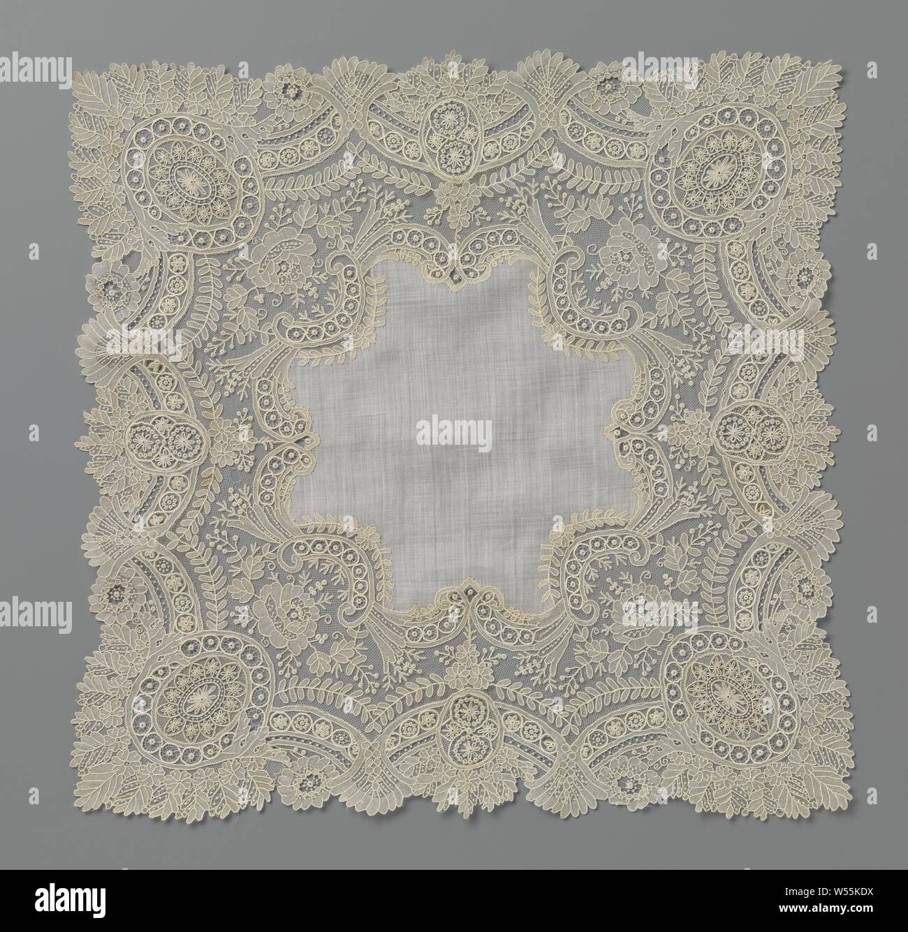 Avec un mouchoir en dentelle aiguille de frontière avec quatre grands et quatre petits ovales, mouchoir, avec une bordure de dentelle aiguille de couleur naturel, dentelle de gaze Bruxelles. Autour d'un centre en forme de croix, batiste est un large liseré de dentelle pétoncles creux, qui sont coupées par quatre grandes corner d'ovales, entrecoupées de quatre plus petites. Les pétoncles sont composés d'un "rail", d'une jante et d'un rameau de feuilles. L'spiers sont couronnés par une palette de feuilles. Les ovales remplis d'astérisques et les roues sont fermées par un bord cannelé, qui se compose de marguerites, parmi qui laisse pendre. C-convexe et creux forme volutes Banque D'Images