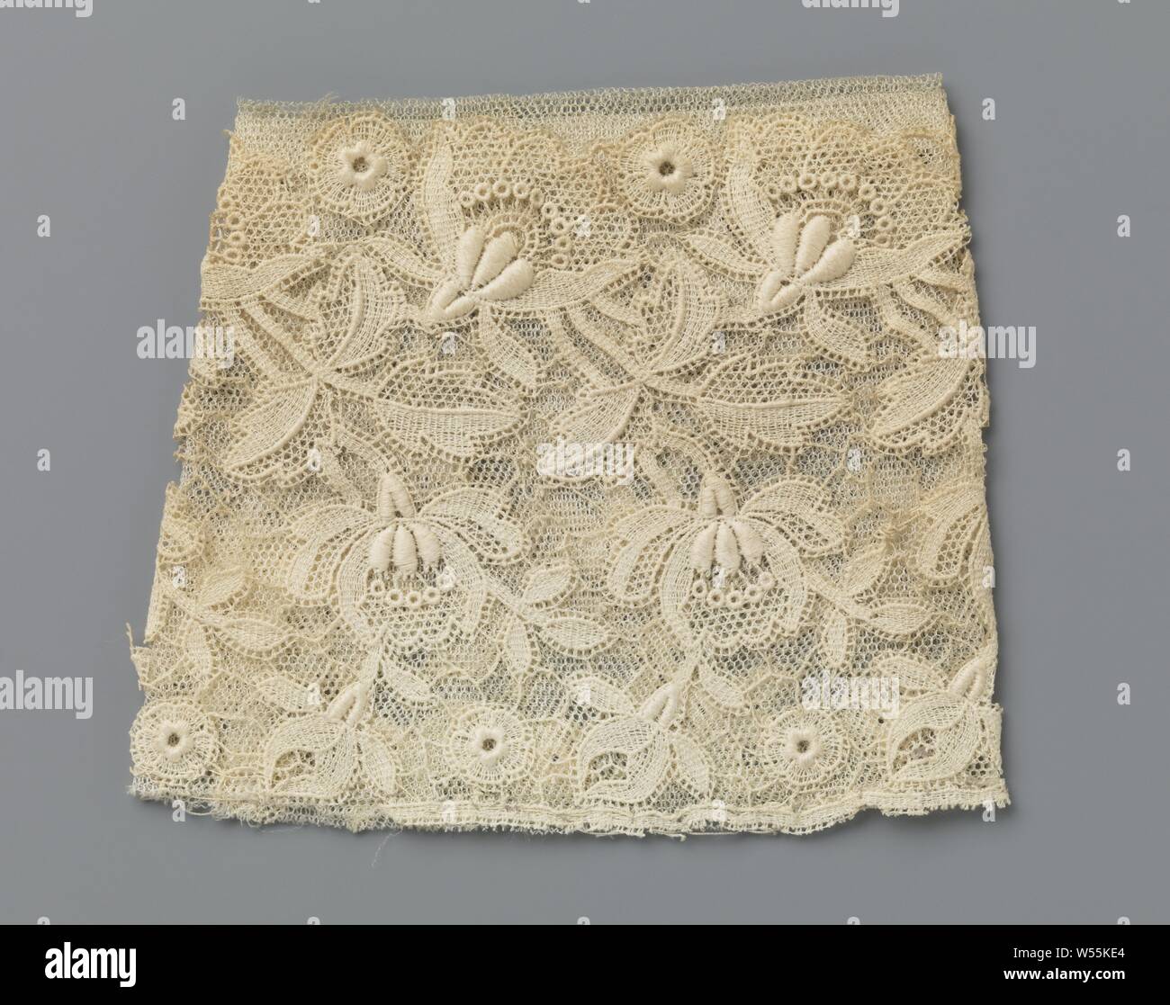 Application de la machine côté avec la forme des fleurs et feuilles en trois parties, le brassard de couleur naturel côté machine : côté appliqued gravure machine sur tulle. Le côté gravure imite la dentelle Duchesse. Modèle en forme de cône. Avec des fleurs en forme de petites fleurs en rosette entre trois parties, et les feuilles des tiges courtes., anonyme, Calais, ch. 1900 - c. 1924, rayonne, coton (textile), H 12 cm × w 28 cm Banque D'Images