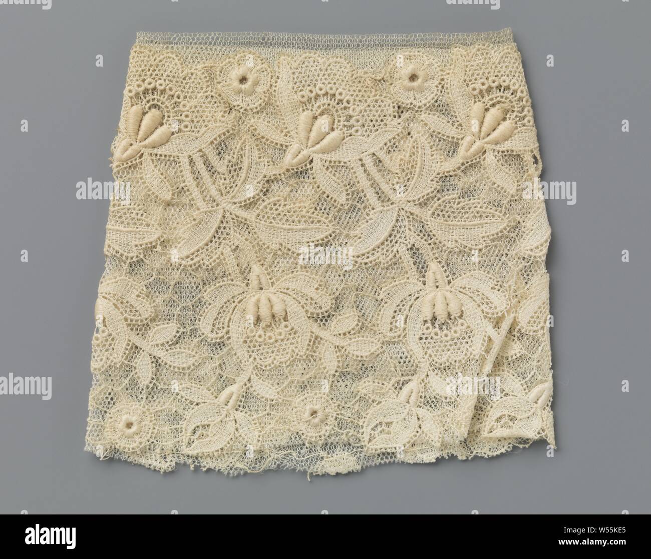 Application de la machine avec brassard dentelle fleurs en forme d'éventail et trois parties, feuilles de couleur naturel brassard dentelle machine : gravure edge appliqued sur la machine tulle. Le côté gravure imite la dentelle Duchesse. Modèle en forme de cône. Avec des fleurs en forme d'en entre les petites fleurs et rosette de feuilles en trois parties sur les tiges courtes., anonyme, Calais, ch. 1900, rayonne, coton (textile), H 12 cm × w 28 cm Banque D'Images