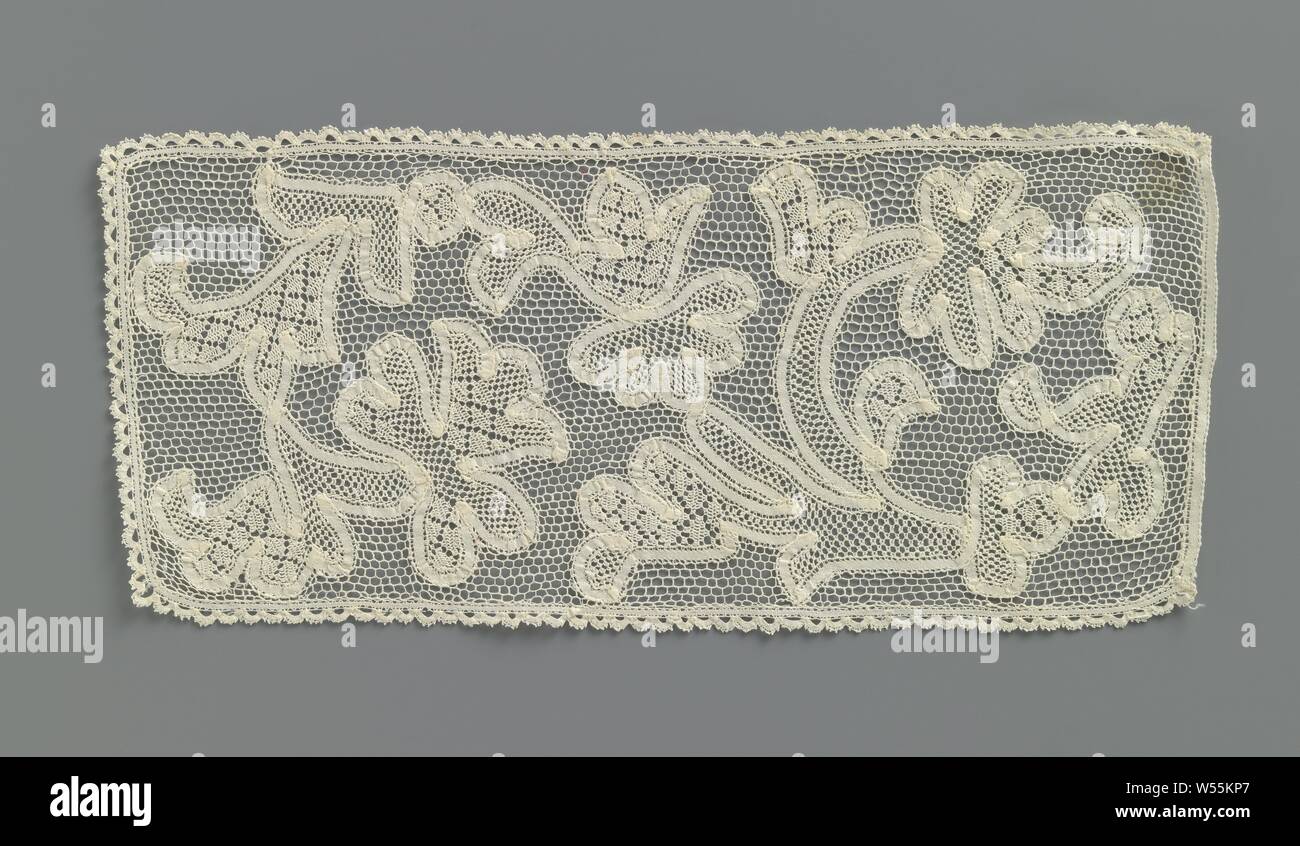 Bande de dentelle mixte avec une large spirale, bande de couleur naturel dentelle mixte : Milanese lace (dentelle) avec une aiguille à double sol. Sur une maille de l'aiguille (au sol) est un modèle qui étreint est composé de tiges de curling de large avec des fleurs exotiques. Les contours des fleurs et les tiges sont composés de rubans clonés. Divers motifs ornementaux ont été appliqués dans le périmètre. Une frontière perlés jointes sert de finition le long de l'extérieur, à l'exception d'un petit côté c'est fini avec une bande droite étreint., anonyme, (peut-être), Milaan - San Remo c. 1690 - c. 1699, , (matériau), bande dentelle Banque D'Images