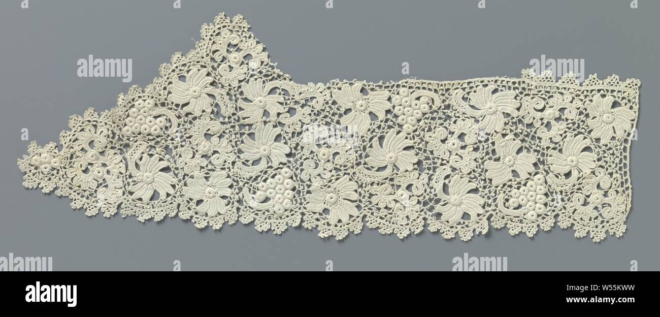 La bande de dentelle au crochet avec fleurs et grappe de raisins, de coniques de dentelles au crochet irlandais. Motif de fleurs et de grappes de raisin et une bonneterie maille irrégulière avec picots. Tout droit sur un petit côté et en partie tout droit sur un côté long. Le long des bords d'autres, l'arrivée de pétoncles semi-circulaire est orné d'arcs poli vénitien dentelle aiguille rugueux.. Les longs côtés de la V sont finis avec un bord peint. Le côté court n'a pas été fini. Les longs côtés de la V sont finis avec un bord peint. Le côté court n'est pas terminé., anonyme, Irlande (peut-être), ch. 1890 - c Banque D'Images