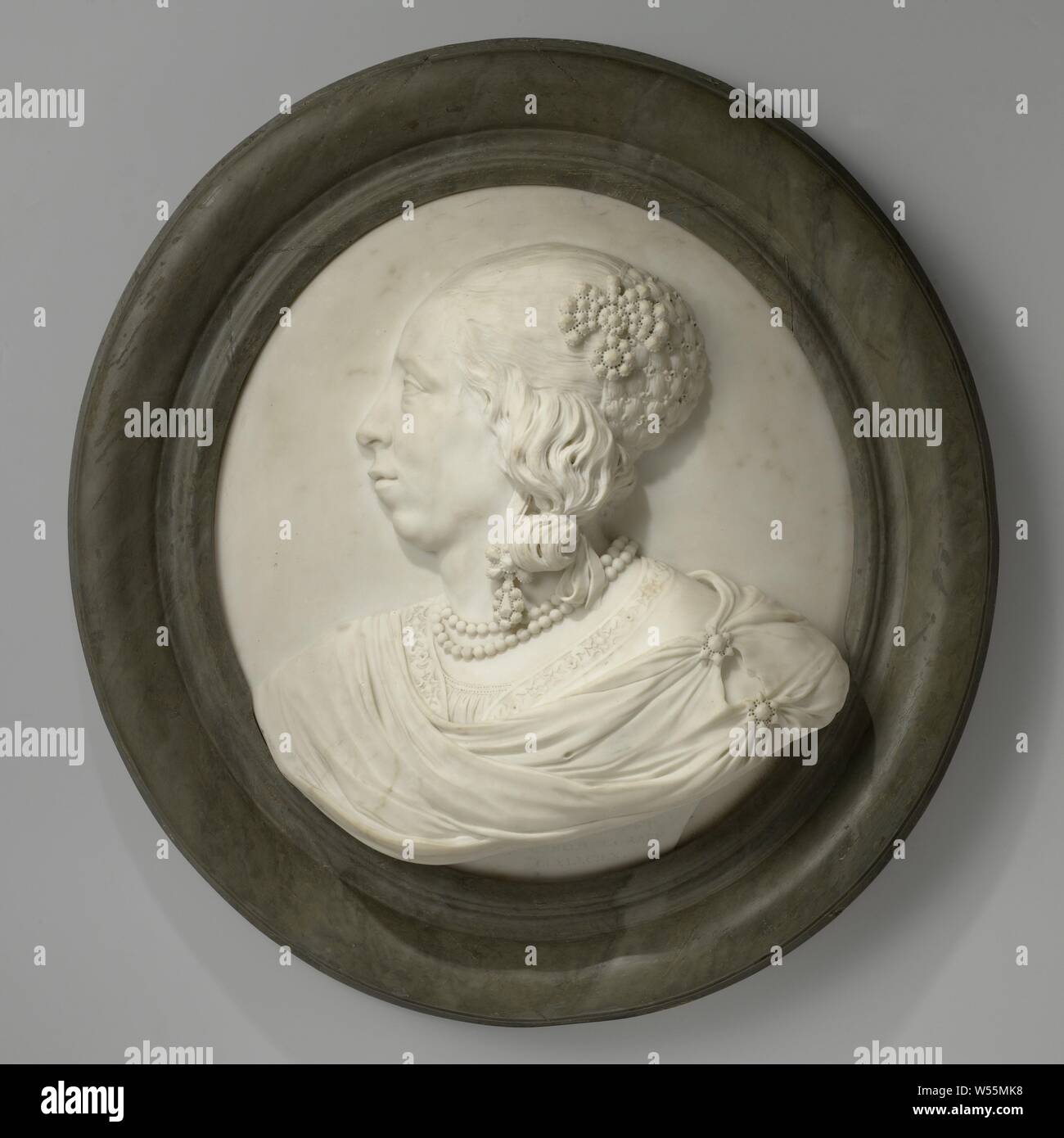 Cornelis de Graeff et Catharina Hooft Portrait de Catharina Hooft (1618-1691), Catharina Hooft, épouse de Cornelis de Graeff. La tête de profil, il est complètement sur la gauche, le haut du corps tourné de trois quarts vers la gauche. Les cheveux sont maintenus ensemble à l'arrière de la tête par un filet et sur le côté par un ruban. Un grand morceau de bijoux est attaché à l'net, composé de pierres précieuses, une boucle d'oreille est suspendu à un ruban aux temples, composé également de pierres précieuses. Un double collier de perles orne le cou. Sous une cape, qui n'est tenu sur l'épaule par des boutons ornés Banque D'Images