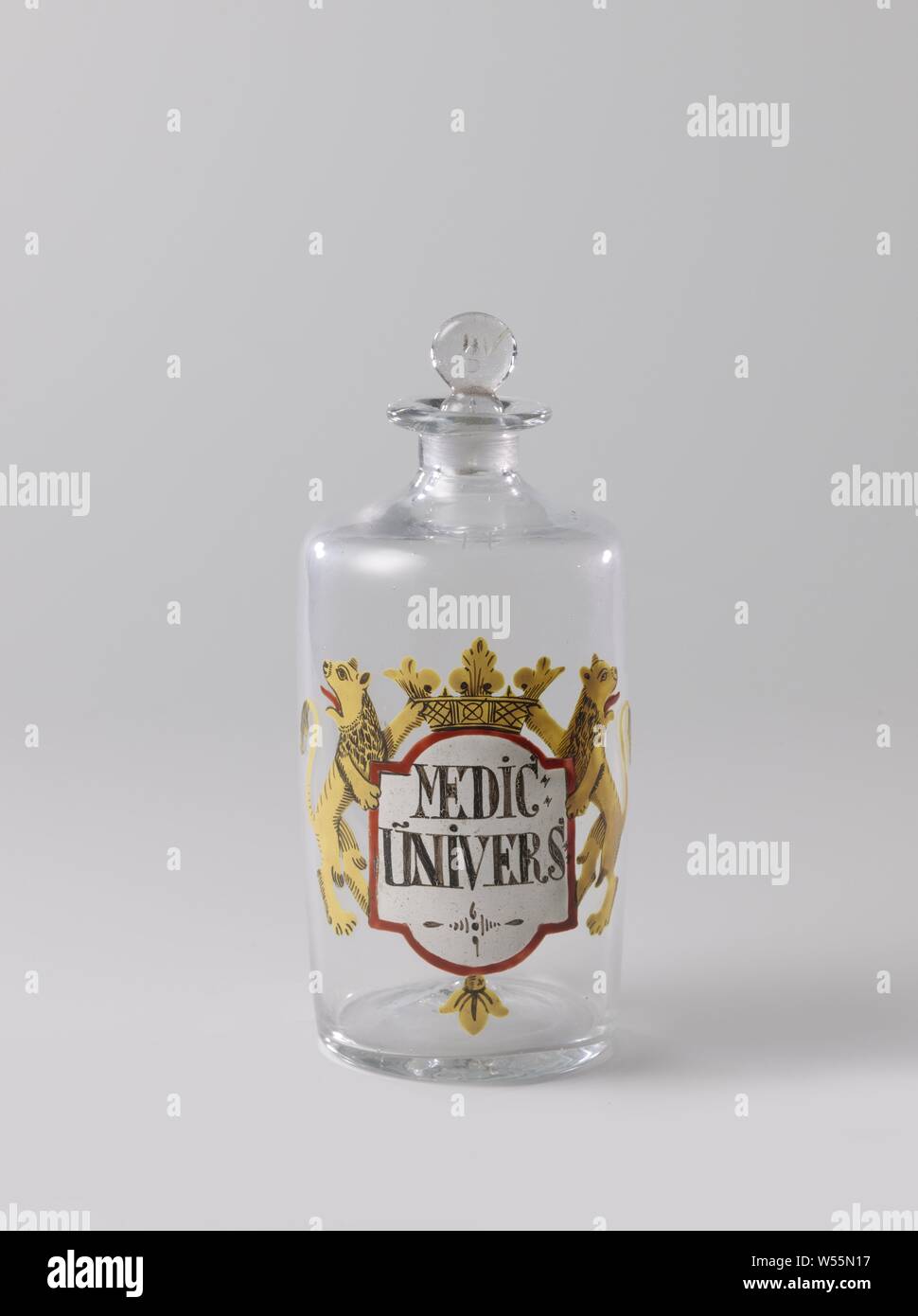 Pharmacie bouteille avec bouchon, avec l'inscription : MEDIC : ÜNIVERS, fond plat. Corps cylindrique, arrondi de l'épaule, le cou court et cylindrique avec partie externe, avec arrêt au sol télévision bouton rond. Sur le corps en blanc, noir, jaune et rouge, une cartouche, tenu par deux lions, avec l'inscription MEDIC : NIVERS. Sur l'épaule est gravé avec la roue 14 et sur l'arrêt VII., anonyme, Midden-Europa, ch. 1700 - c. 1800, verre, soufflage du verre, h 16,4 cm × d 7.4 cm Banque D'Images