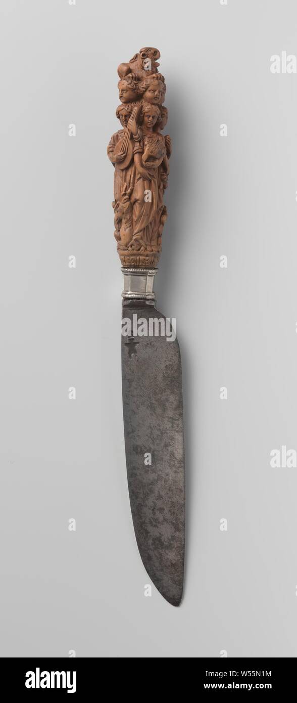 Manche du couteau avec les cinq sens, la poignée se compose de cinq personnages féminins placés dans un cercle. Il y a quatre pavés sur leurs têtes, avec un lion sur eux. Les femmes représentent les cinq sens : quelques fruits contre elle avec sa main droite, dans sa main gauche un fruit, à ses pieds est un singe (le goût). Femme tenant un oiseau sur son bras, appuyer machinalement sur son doigt, à ses pieds une tortue (le sentiment). Femme jouant du luth, à ses pieds se trouve un cerf (l'auditoire). Femme avec un petit miroir, un aigle est debout à ses pieds (le visage). Femme portant un encensoir : elle tient une fleur dans sa Banque D'Images