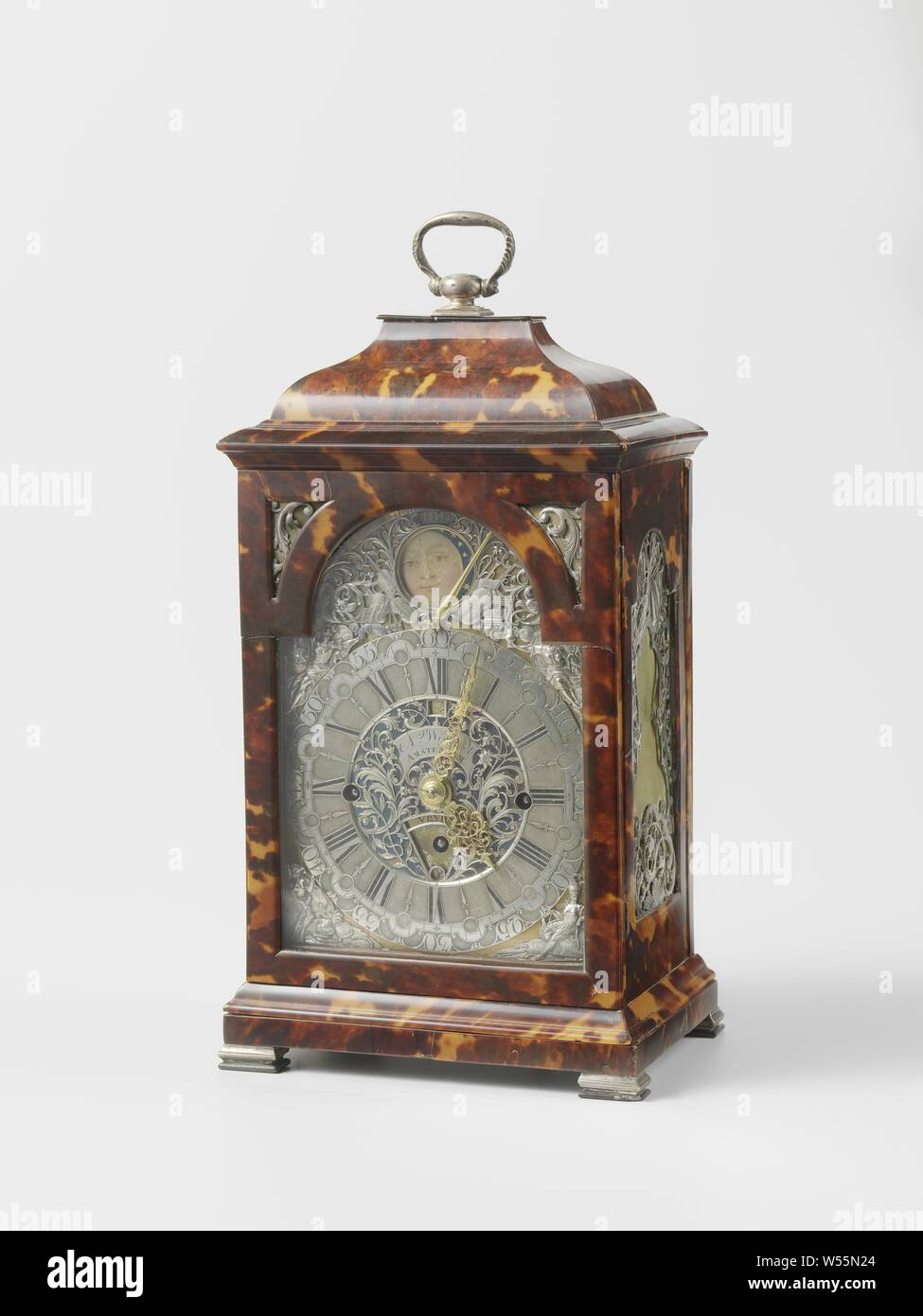 Horloge de table horloge de table horloge de Table, collée avec tortue sur base de noix. Elle repose sur des pieds d'argent plat articulé, a une plinthe profilée et un coussin en forme de couronne avec une poignée d'argent. La porte est voûté en haut sous la forme d'un arc. Le cadran argent a des figures féminines dans les coins, symbolisant les quatre continents, et dans les vignes d'acanthe arc avec des instruments de chaque côté d'une situation mensuelle et solaire. Les mains en laiton sont coupés et doré. Au milieu une indication du jour et la date et sur un cartouche, entouré de vignes, d'acanthe ajouré la signature N. Weylandt Banque D'Images