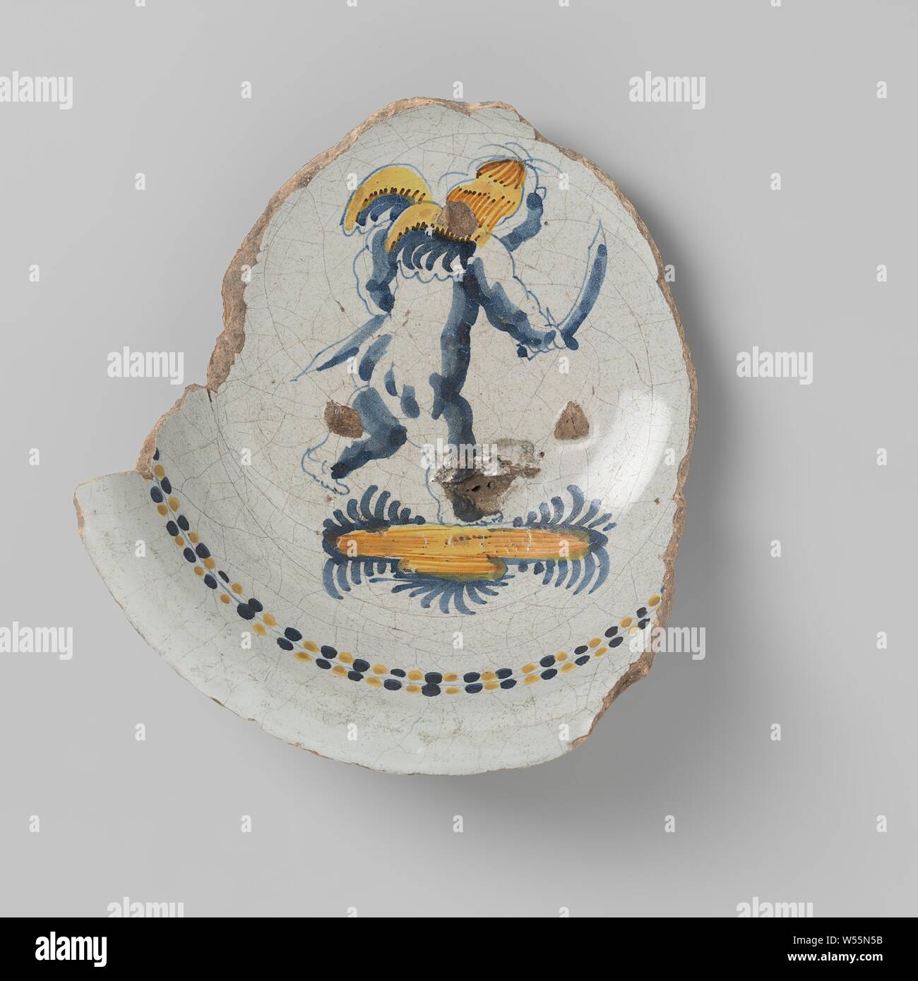 Fragment de faïence, à l'intérieur pourvu d'un dessin d'un putto et bordure décorative en bleu et jaune sur fond blanc, à l'extérieur avec glaçure verte, anonyme, 1500 - 1799, Grès, glaçure, H 8 cm × 17,8 cm × d w 20,8 cm Banque D'Images